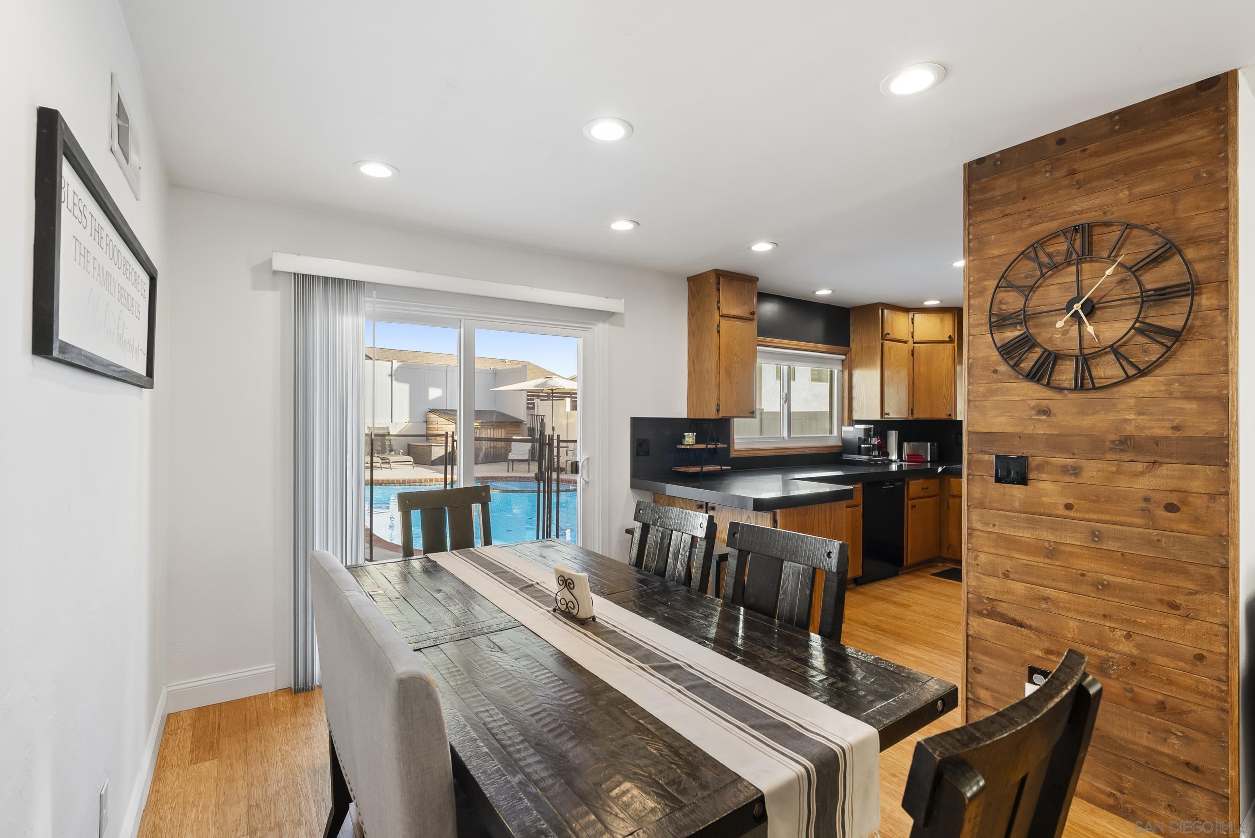 Detail Gallery Image 14 of 55 For 12979  Calle De Las Rosas, San Diego,  CA 92129 - 4 Beds | 2 Baths