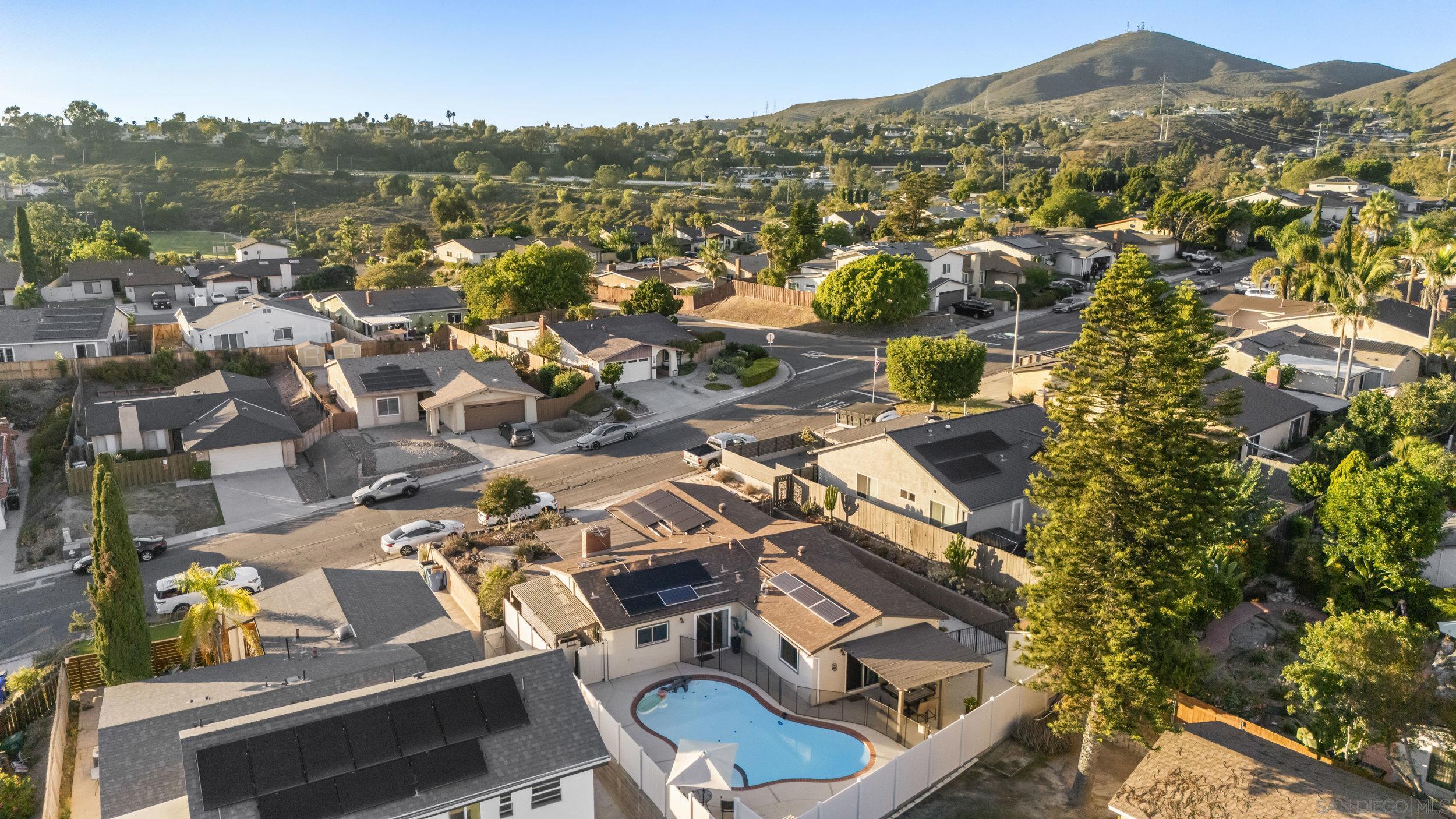 Detail Gallery Image 9 of 55 For 12979  Calle De Las Rosas, San Diego,  CA 92129 - 4 Beds | 2 Baths