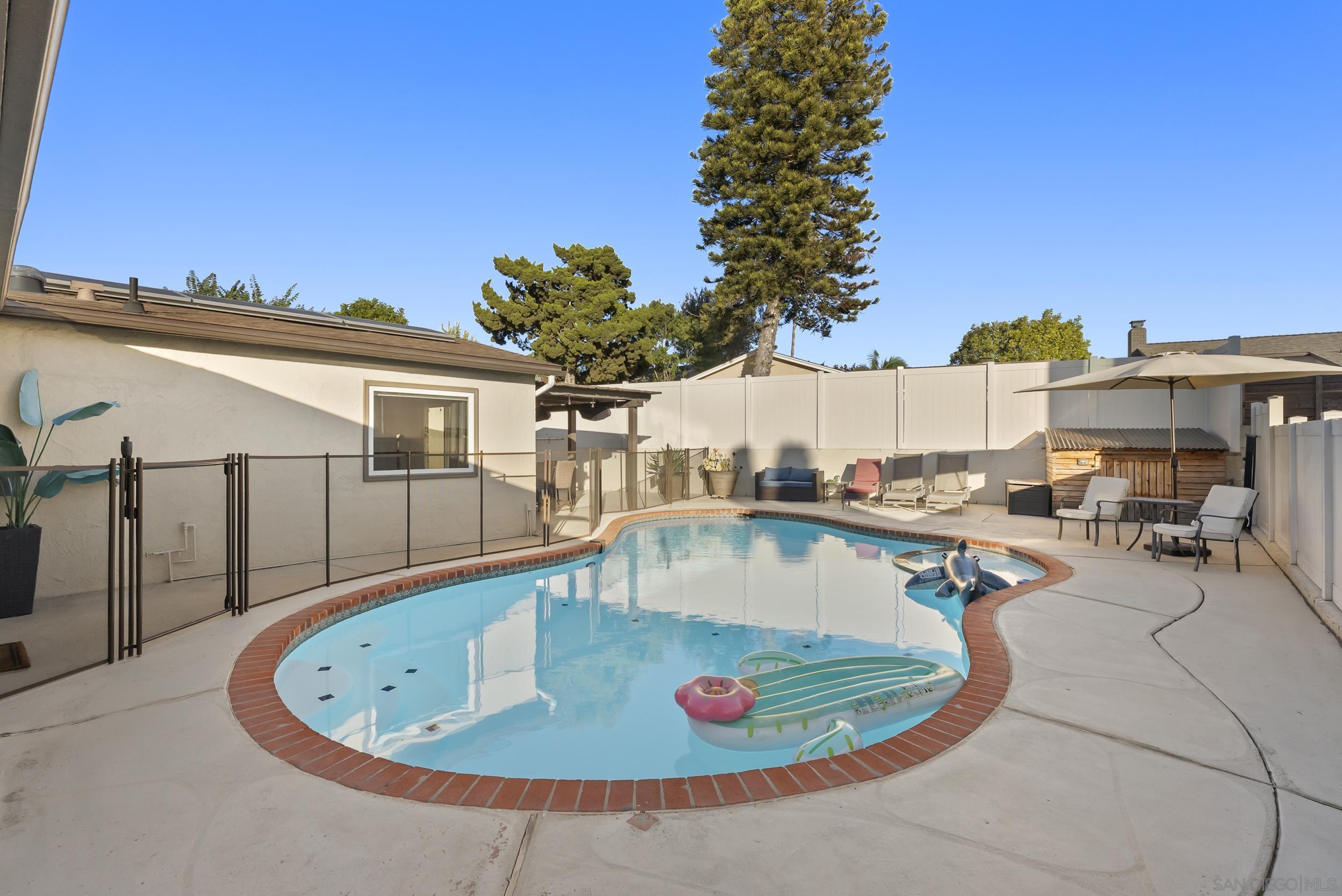 Detail Gallery Image 10 of 55 For 12979  Calle De Las Rosas, San Diego,  CA 92129 - 4 Beds | 2 Baths