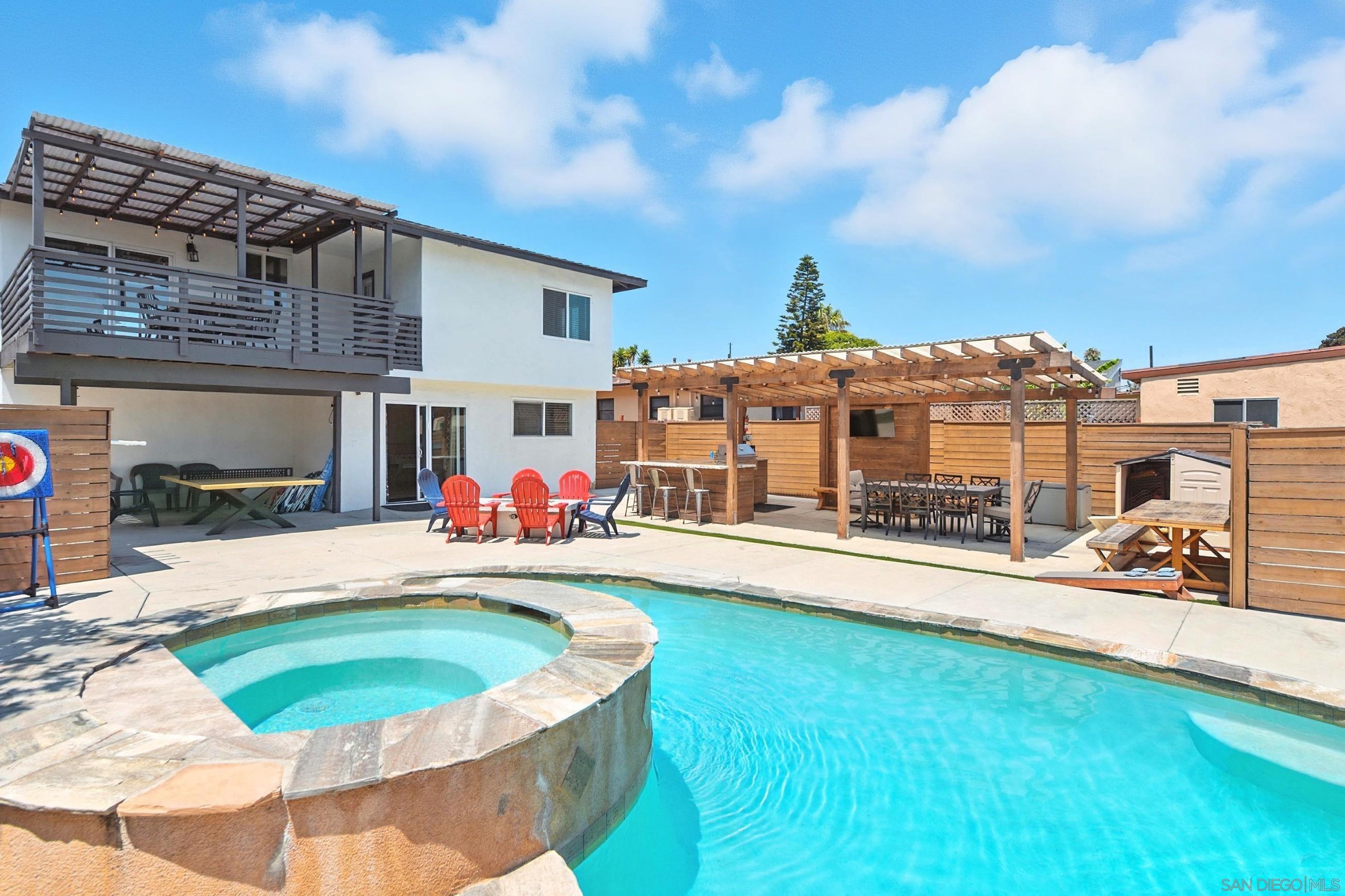 Detail Gallery Image 4 of 47 For 520  Grant Street, Oceanside,  CA 92054 - 5 Beds | 3 Baths