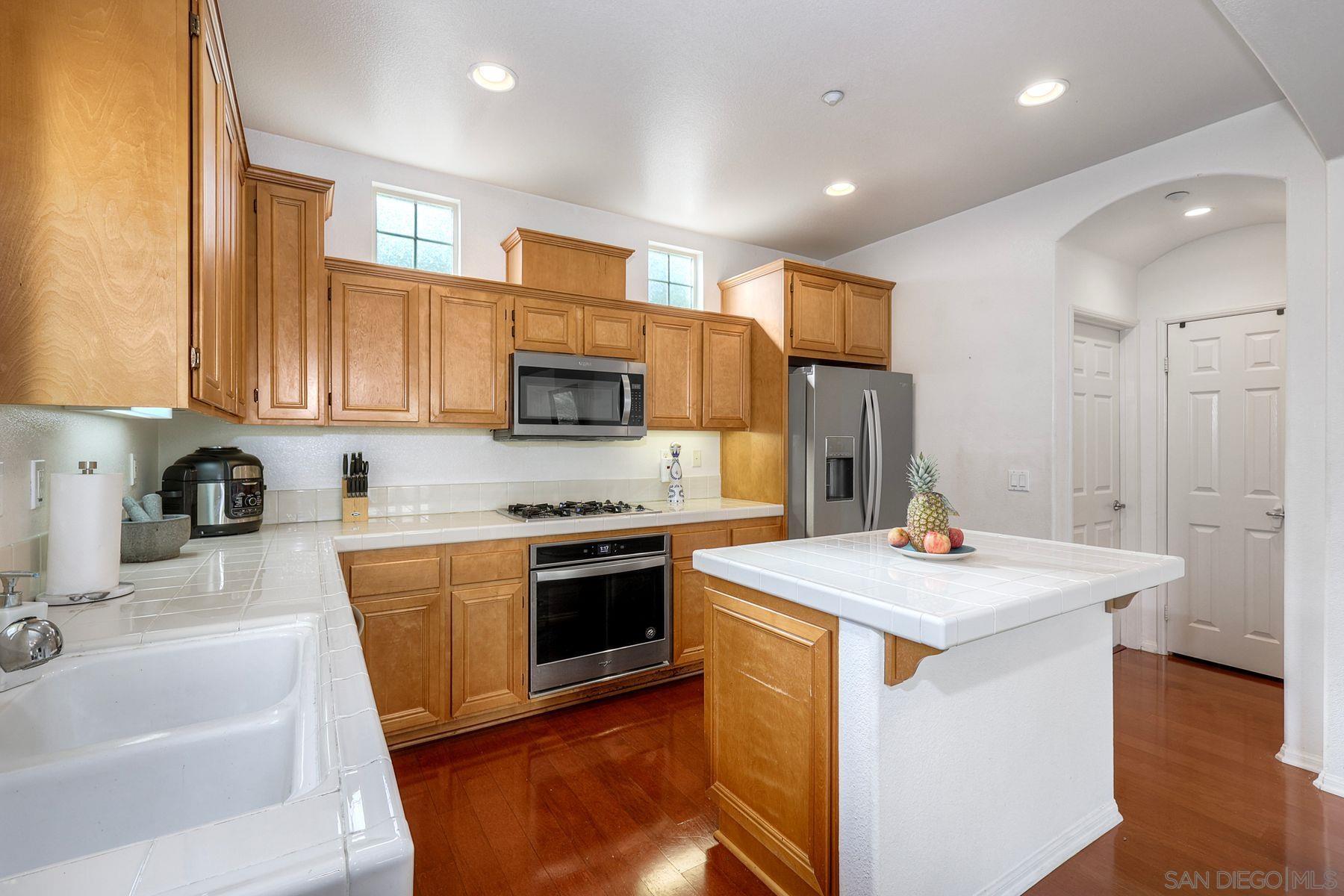 Detail Gallery Image 16 of 42 For 2674  Escala Circle, San Diego,  CA 92108 - 3 Beds | 3/1 Baths