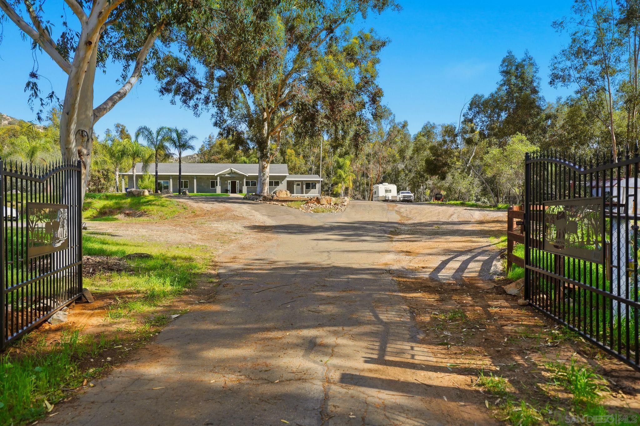 Detail Gallery Image 3 of 74 For 9965  Dunbar Lane, El Cajon,  CA 92021 - 5 Beds | 3/1 Baths