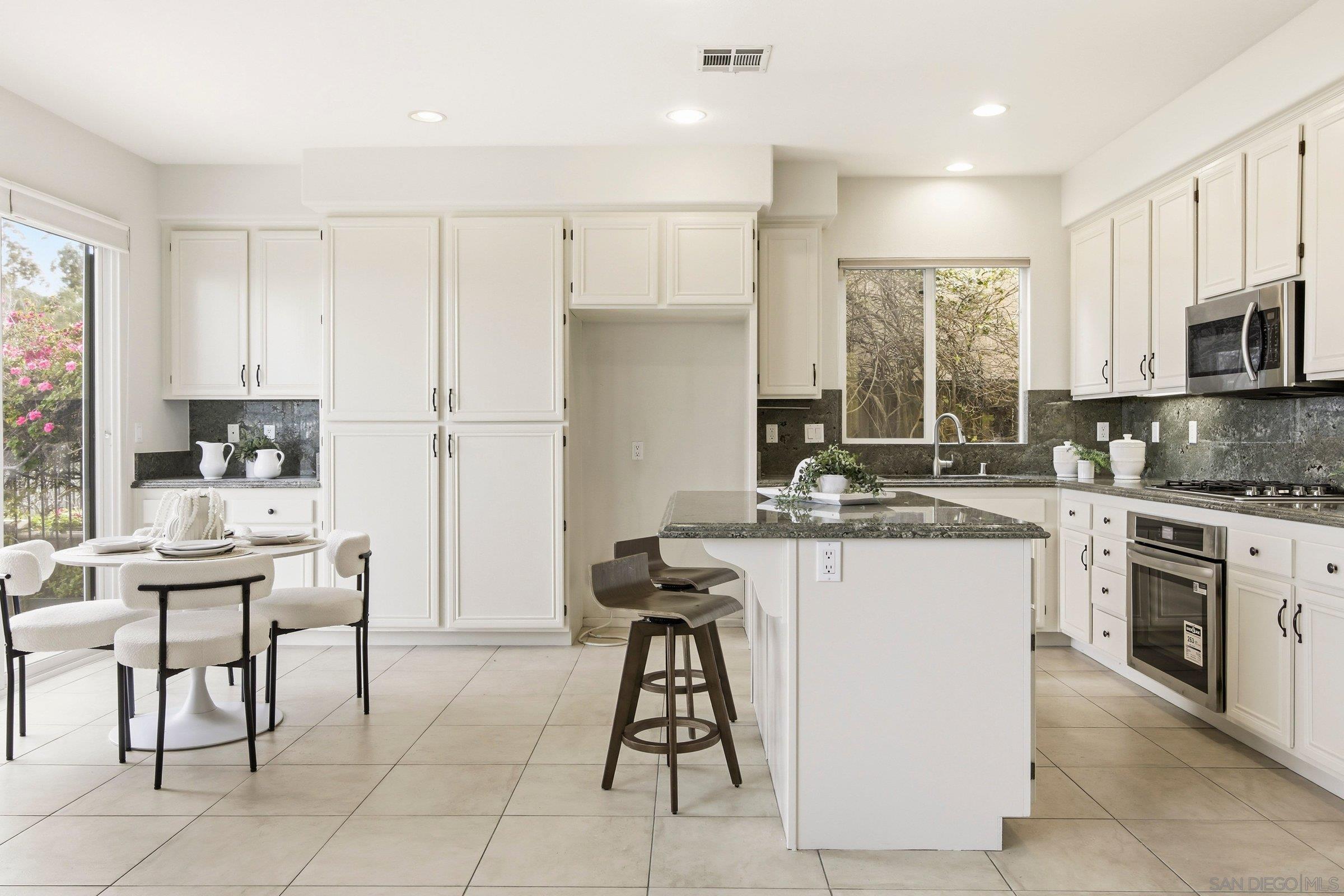 Detail Gallery Image 12 of 44 For 11369  Vista Elevada, San Diego,  CA 92131 - 4 Beds | 2/1 Baths