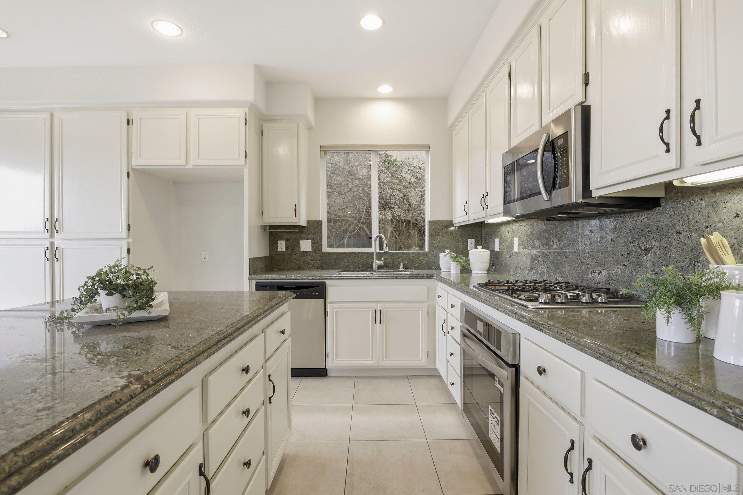 Detail Gallery Image 14 of 44 For 11369  Vista Elevada, San Diego,  CA 92131 - 4 Beds | 2/1 Baths