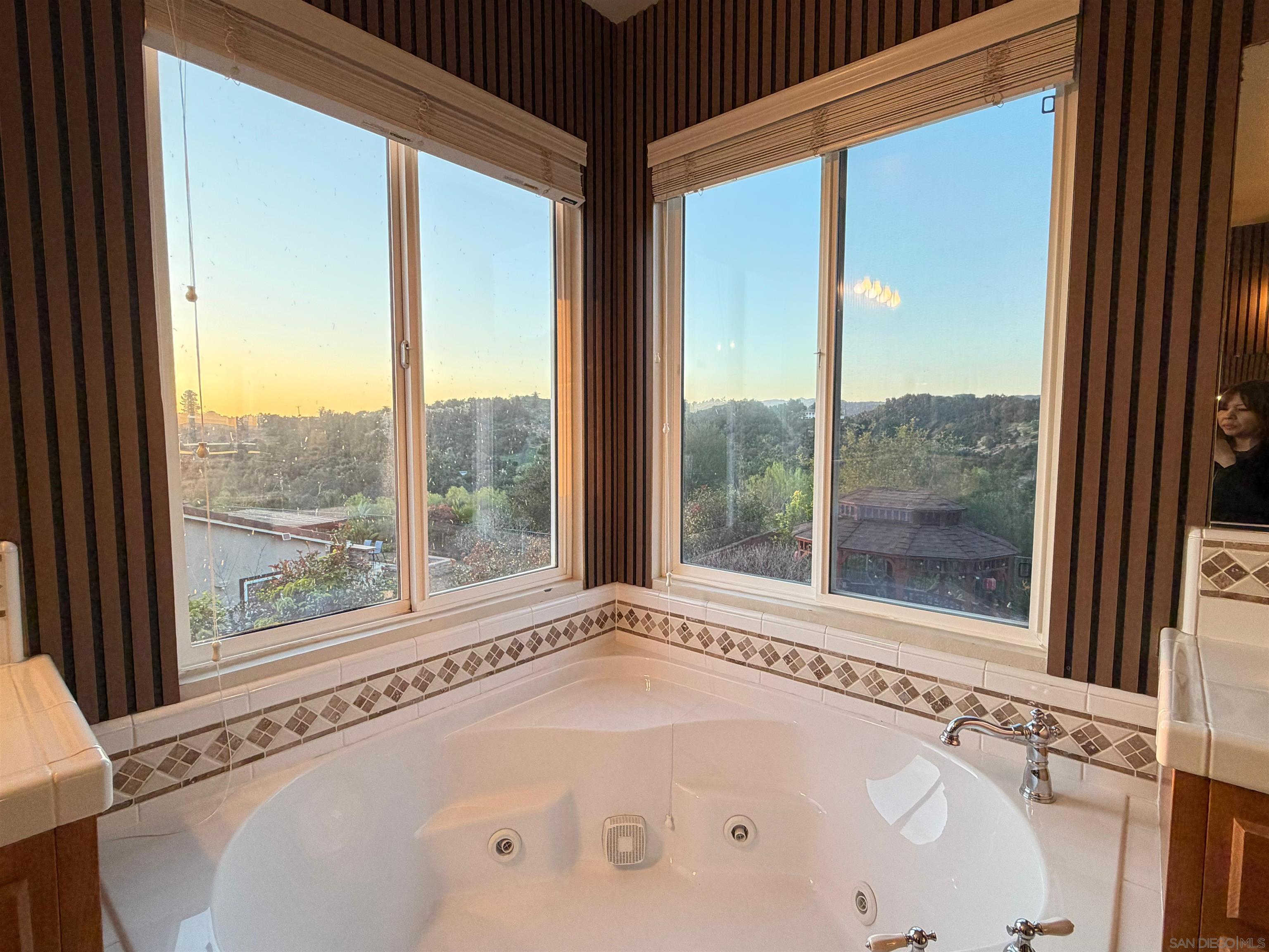 Detail Gallery Image 8 of 75 For 624  Ridgemont Cir, Escondido,  CA 92027 - 5 Beds | 4/1 Baths