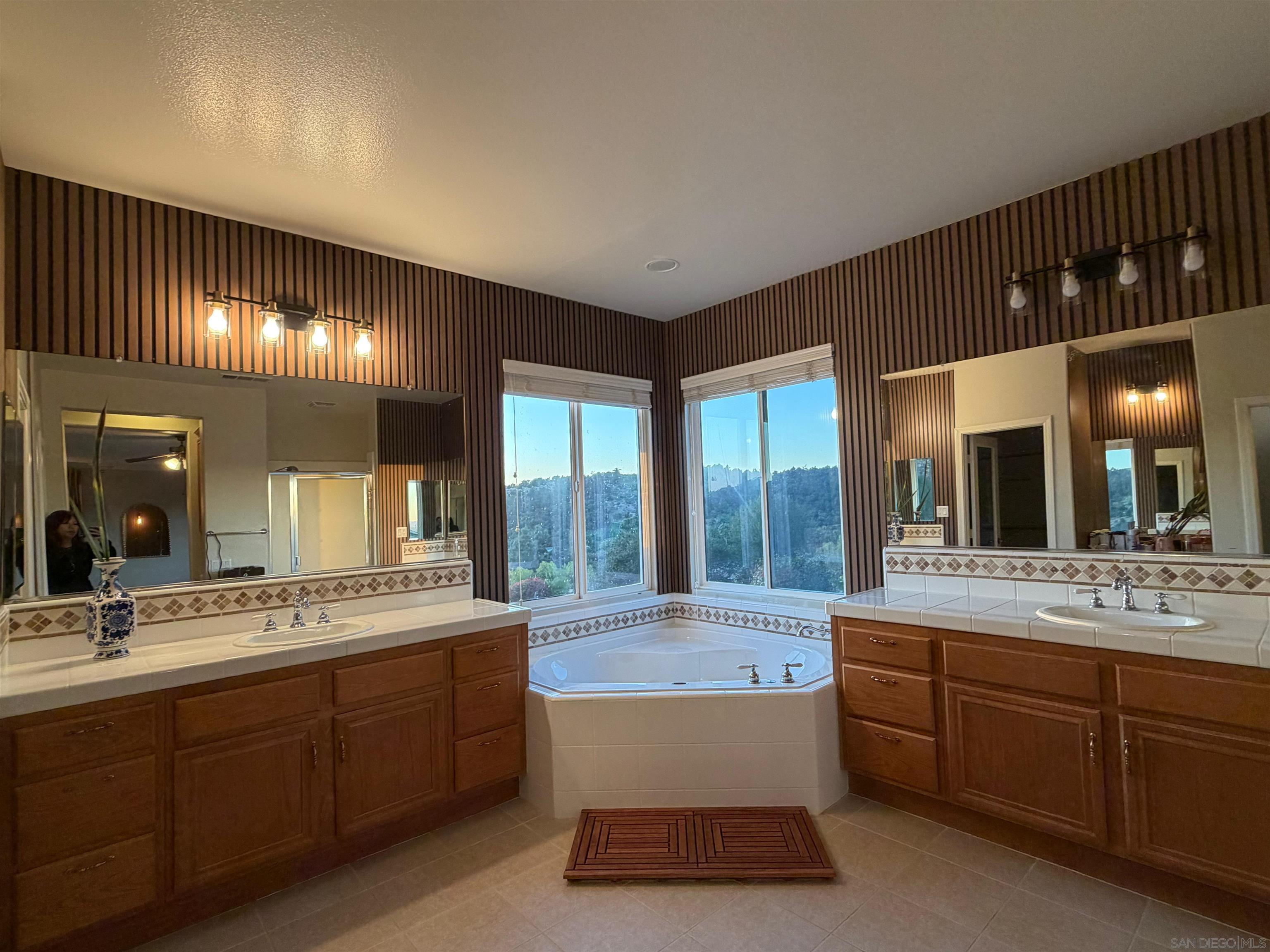 Detail Gallery Image 9 of 75 For 624  Ridgemont Cir, Escondido,  CA 92027 - 5 Beds | 4/1 Baths