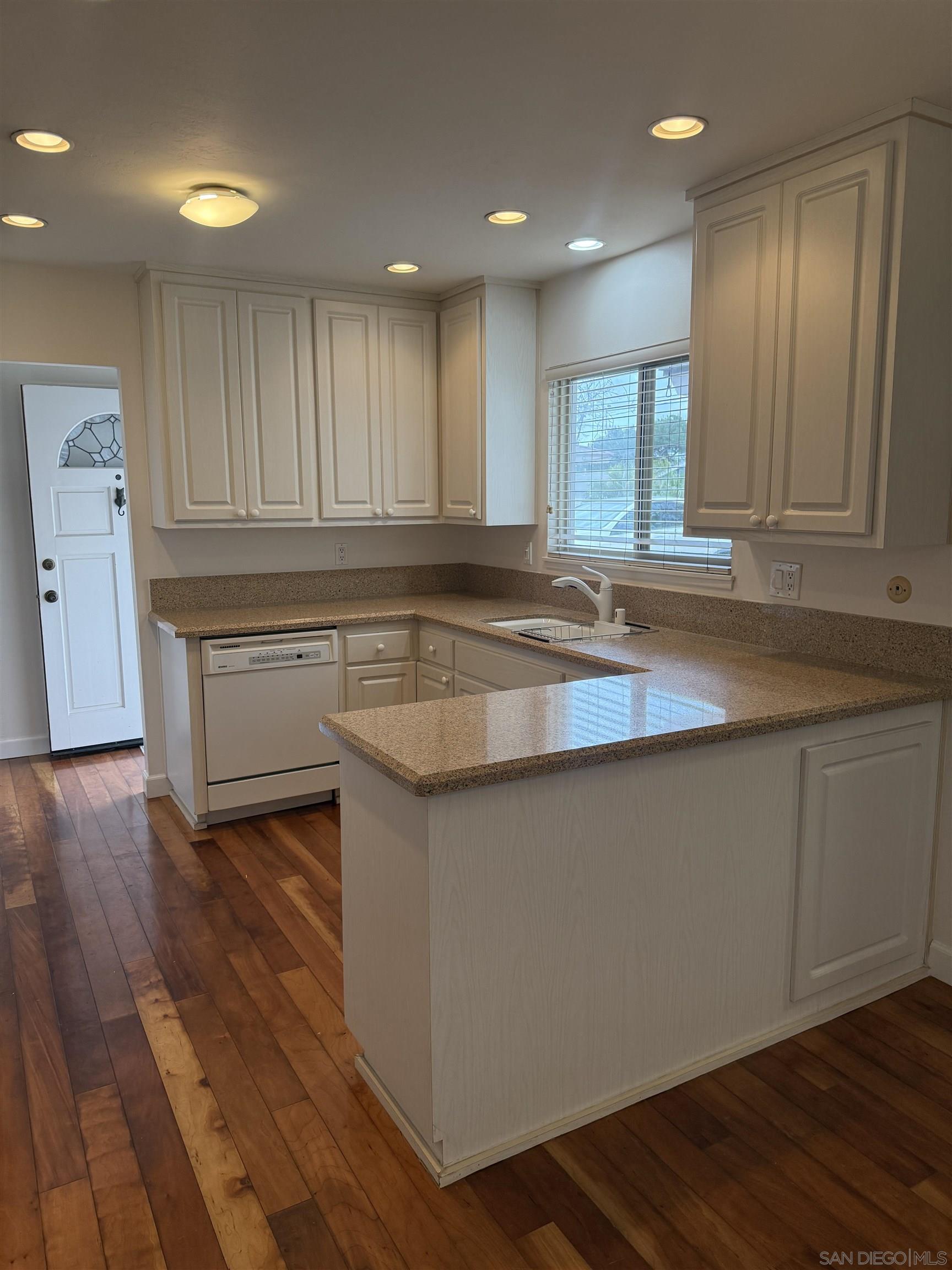 Detail Gallery Image 6 of 17 For 3755  Millikin Ave, San Diego,  CA 92122 - 3 Beds | 2 Baths