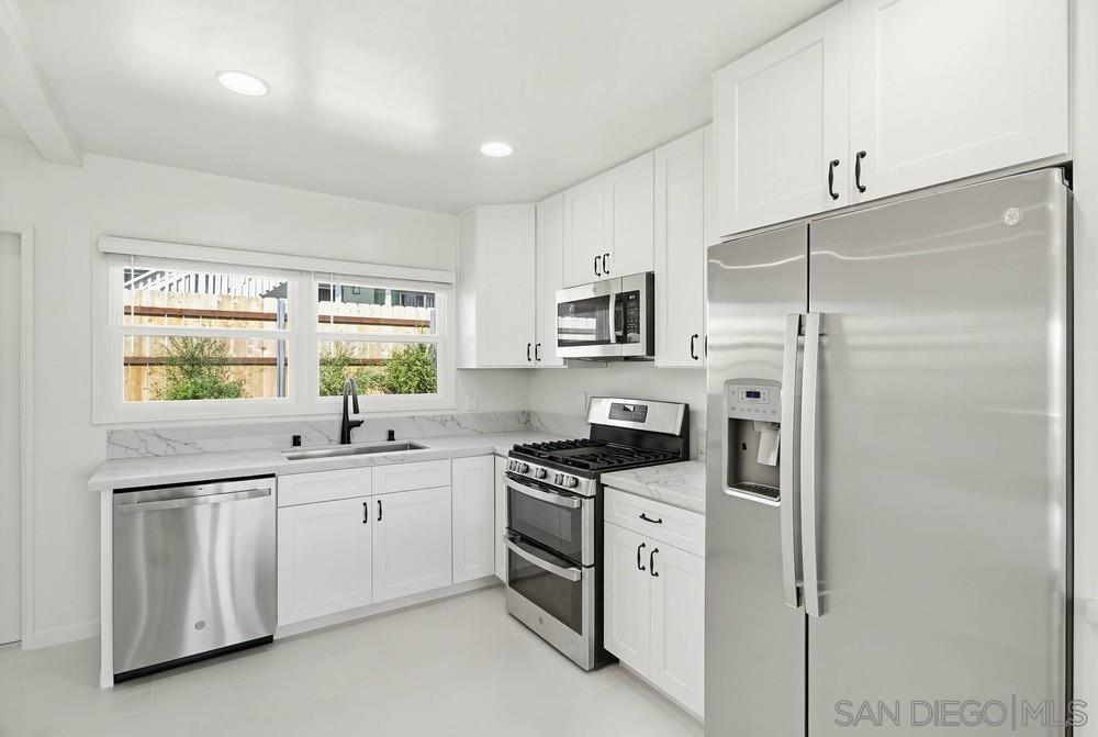 Detail Gallery Image 9 of 24 For 1852  Chalcedony St, San Diego,  CA 92109 - 3 Beds | 1 Baths