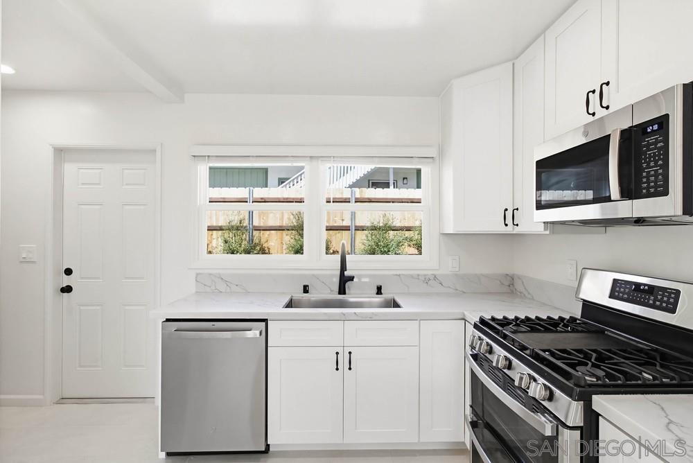 Detail Gallery Image 10 of 24 For 1852  Chalcedony St, San Diego,  CA 92109 - 3 Beds | 1 Baths