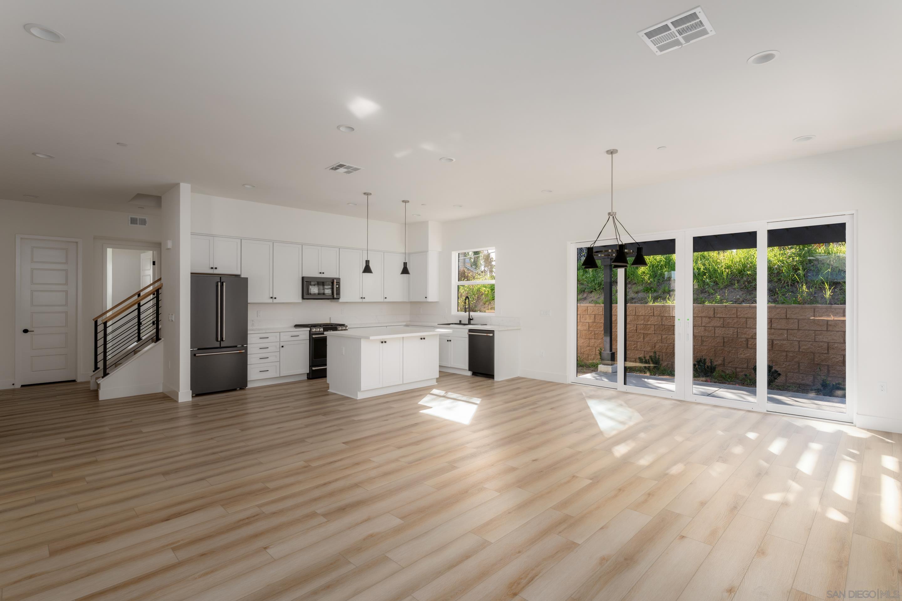 Detail Gallery Image 11 of 40 For 702  Passion Court, Vista,  CA 92083 - 3 Beds | 3 Baths