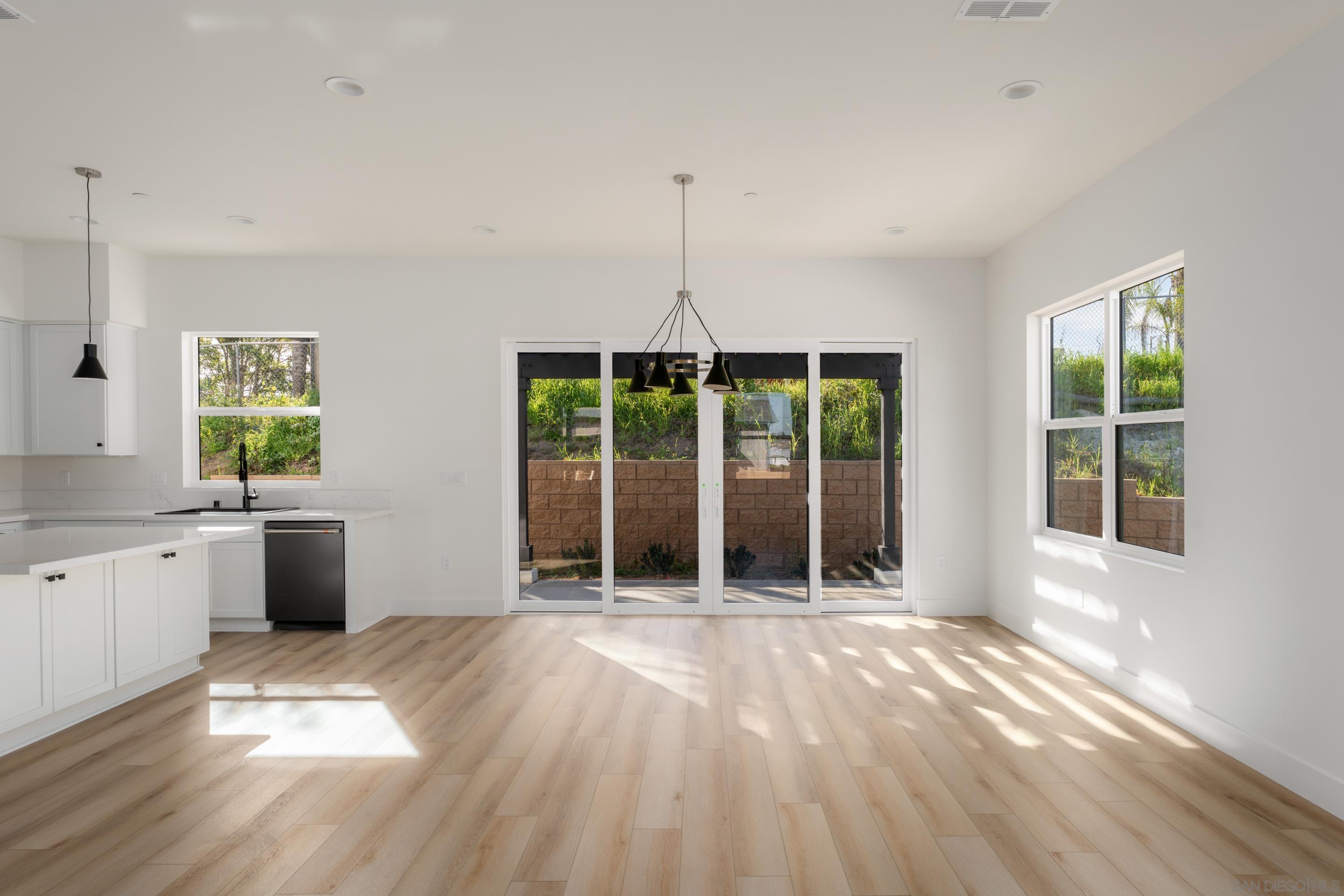 Detail Gallery Image 12 of 40 For 702  Passion Court, Vista,  CA 92083 - 3 Beds | 3 Baths