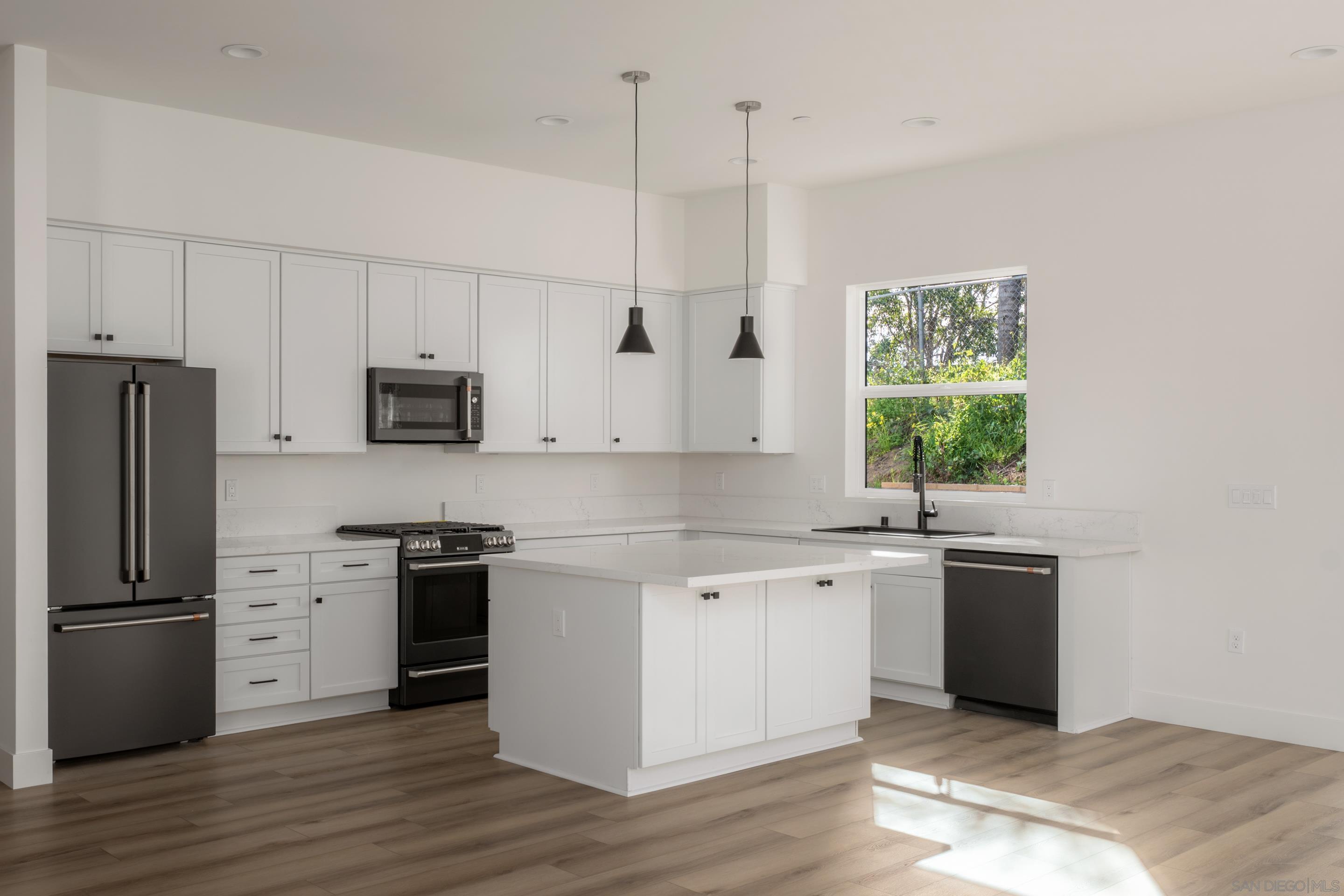 Detail Gallery Image 13 of 40 For 702  Passion Court, Vista,  CA 92083 - 3 Beds | 3 Baths