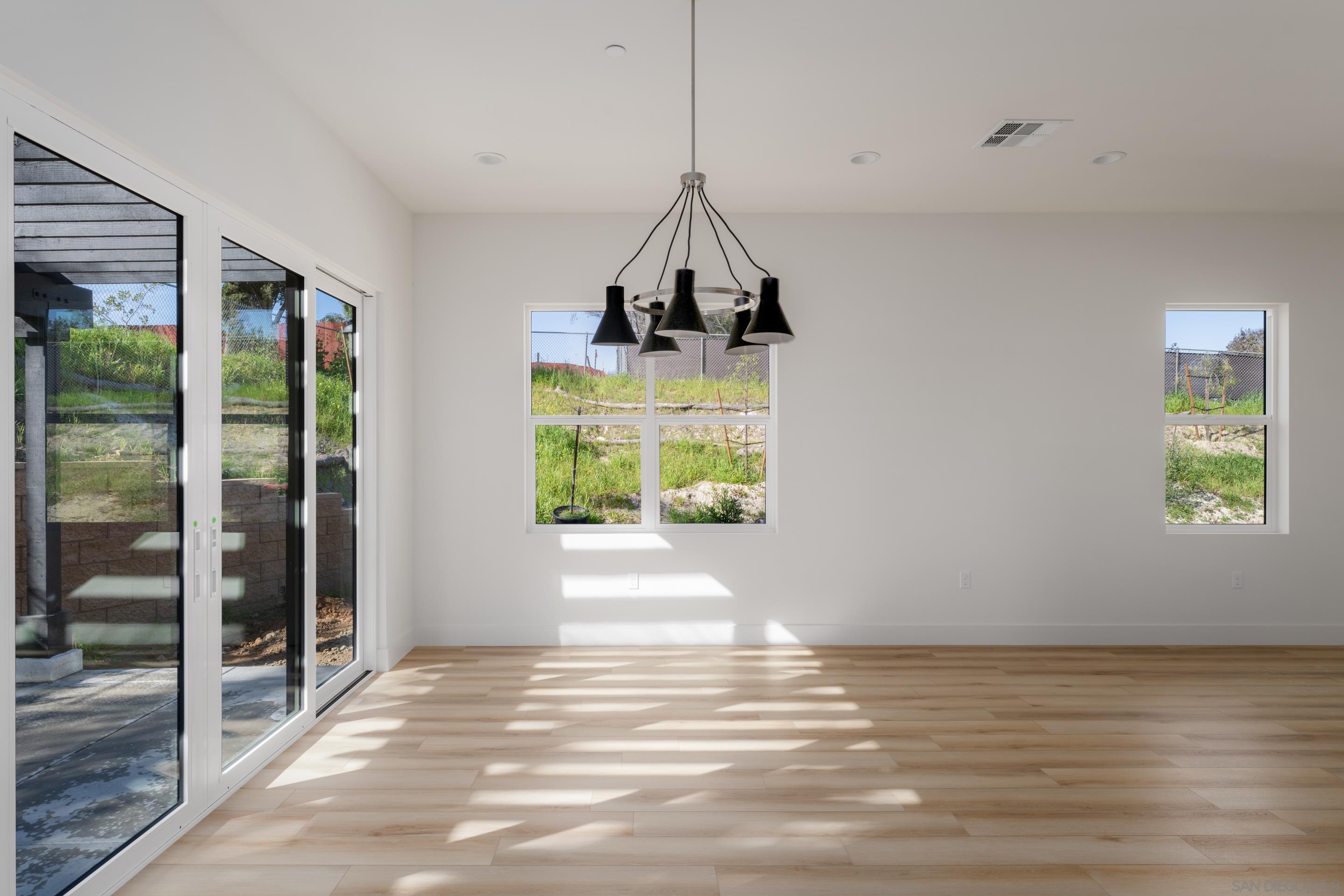 Detail Gallery Image 17 of 40 For 702  Passion Court, Vista,  CA 92083 - 3 Beds | 3 Baths