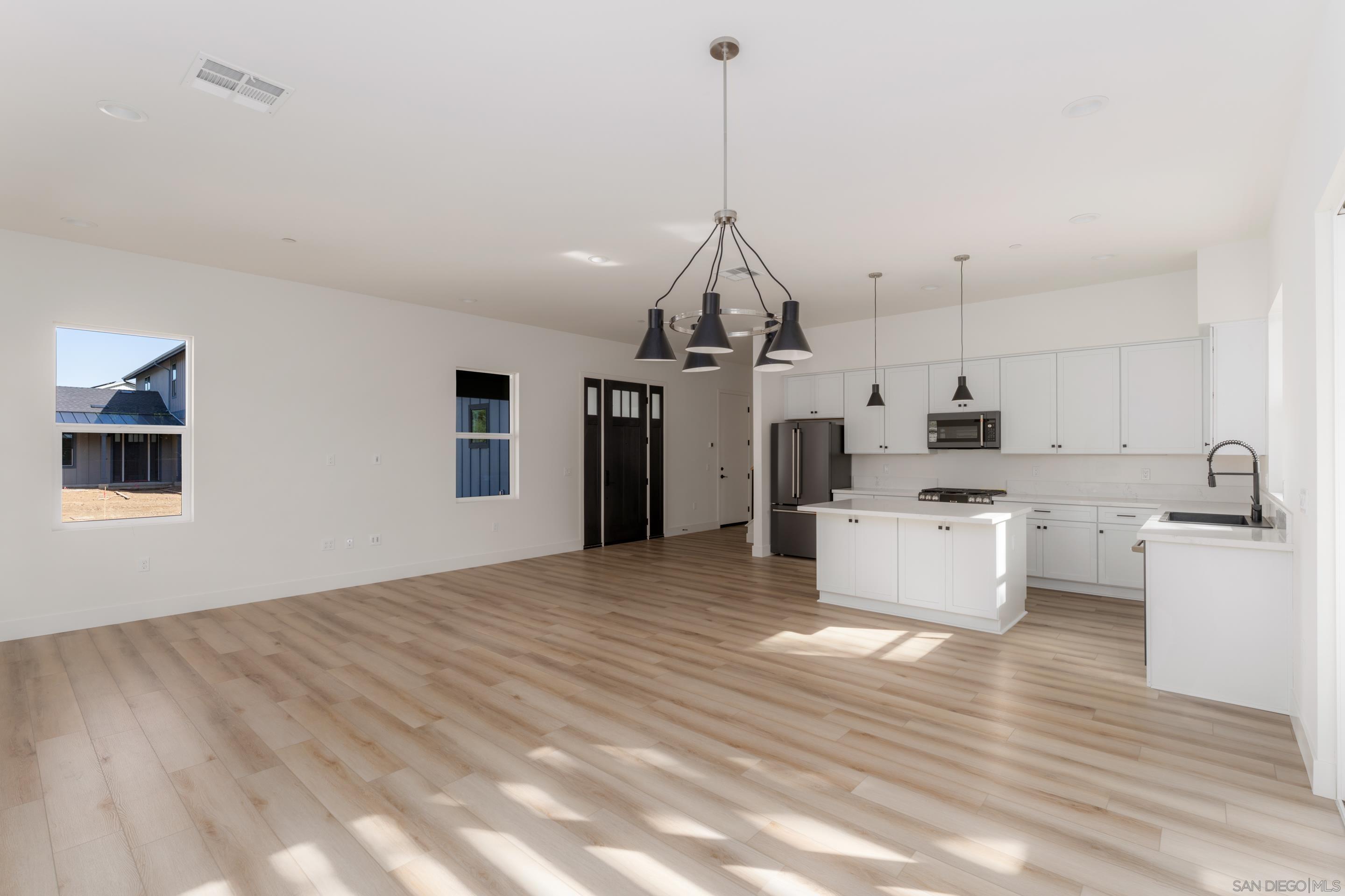 Detail Gallery Image 18 of 40 For 702  Passion Court, Vista,  CA 92083 - 3 Beds | 3 Baths