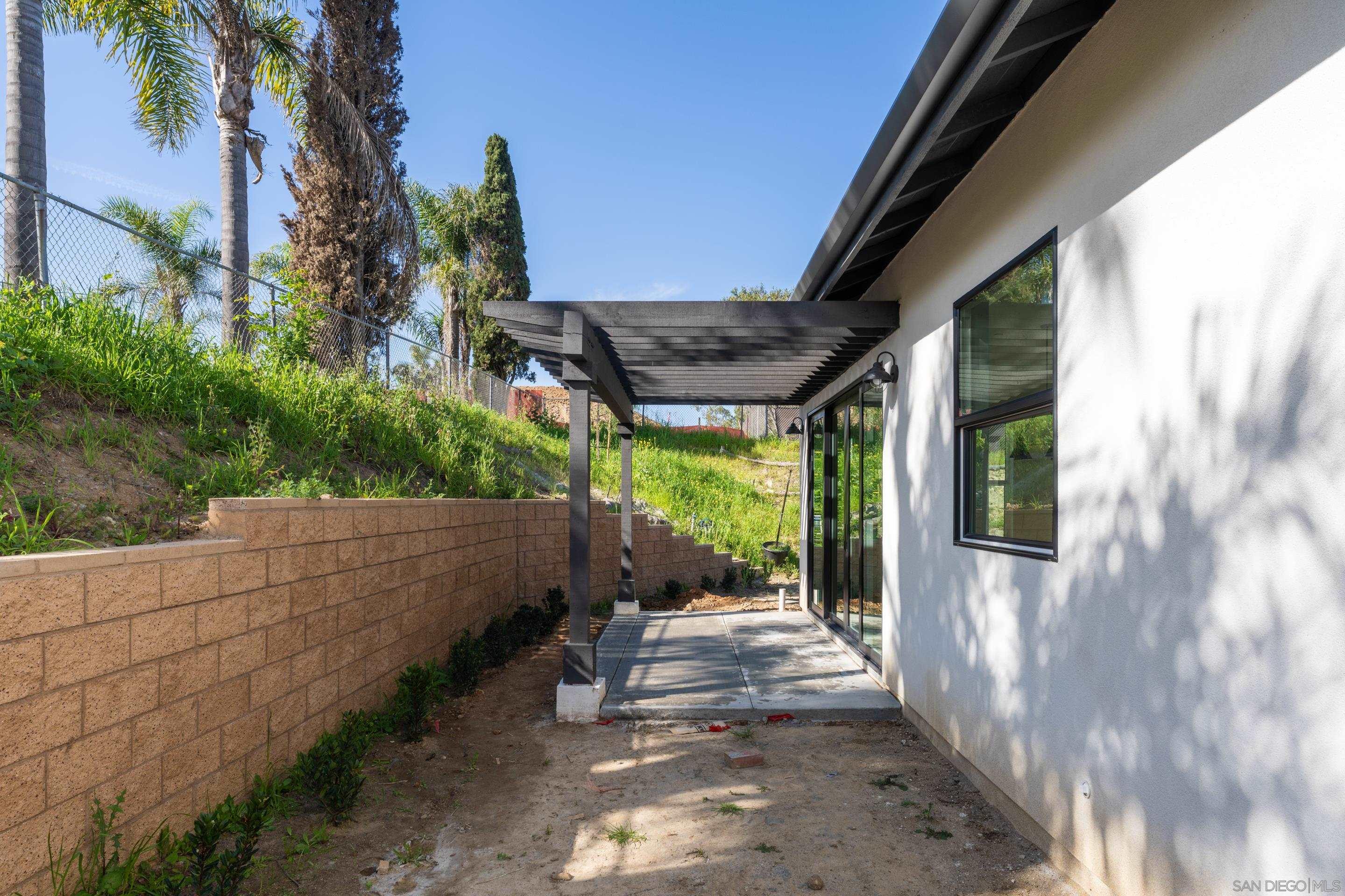 Detail Gallery Image 8 of 40 For 702  Passion Court, Vista,  CA 92083 - 3 Beds | 3 Baths