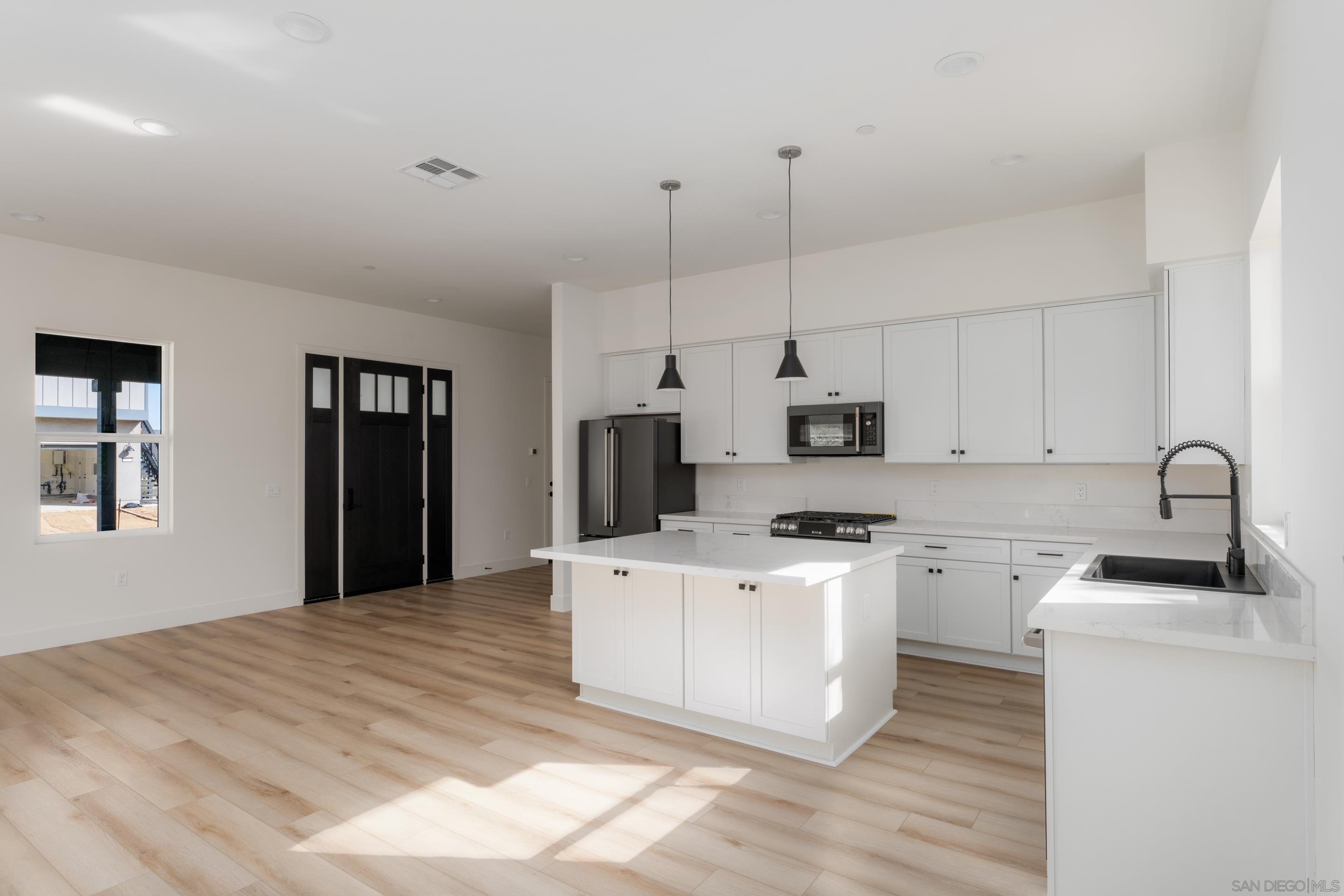 Detail Gallery Image 9 of 40 For 702  Passion Court, Vista,  CA 92083 - 3 Beds | 3 Baths