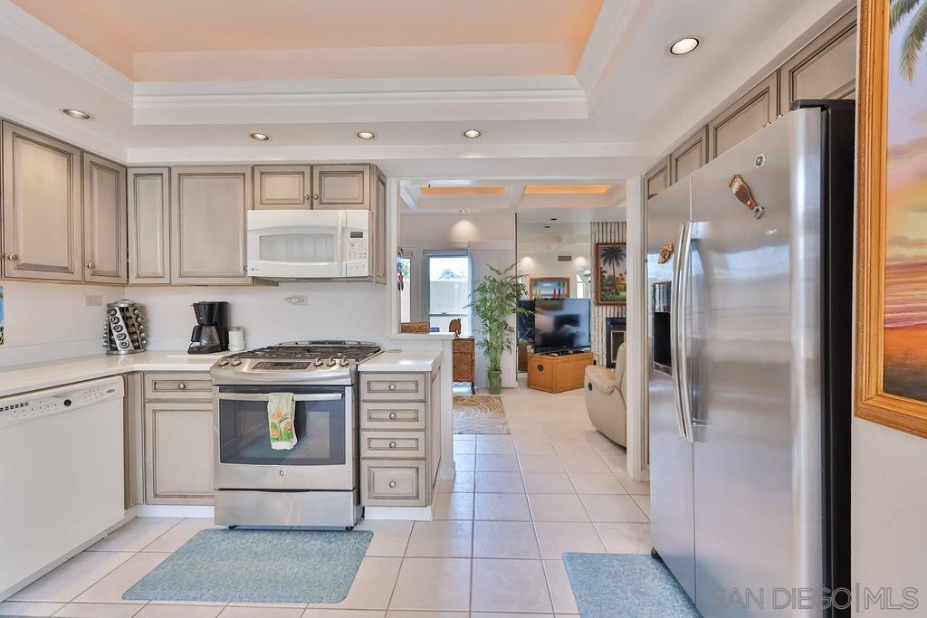 Detail Gallery Image 9 of 35 For 835  D Ave  #4,  Coronado,  CA 92118 - 2 Beds | 2/1 Baths