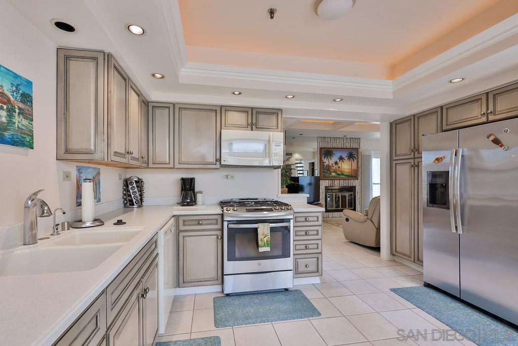 Detail Gallery Image 10 of 35 For 835  D Ave  #4,  Coronado,  CA 92118 - 2 Beds | 2/1 Baths