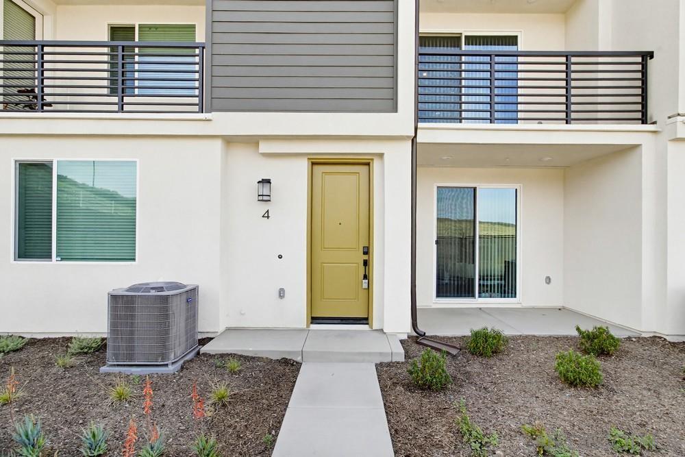 Detail Gallery Image 4 of 50 For 852  Makani St  #4,  Chula Vista,  CA 91911 - 3 Beds | 3 Baths