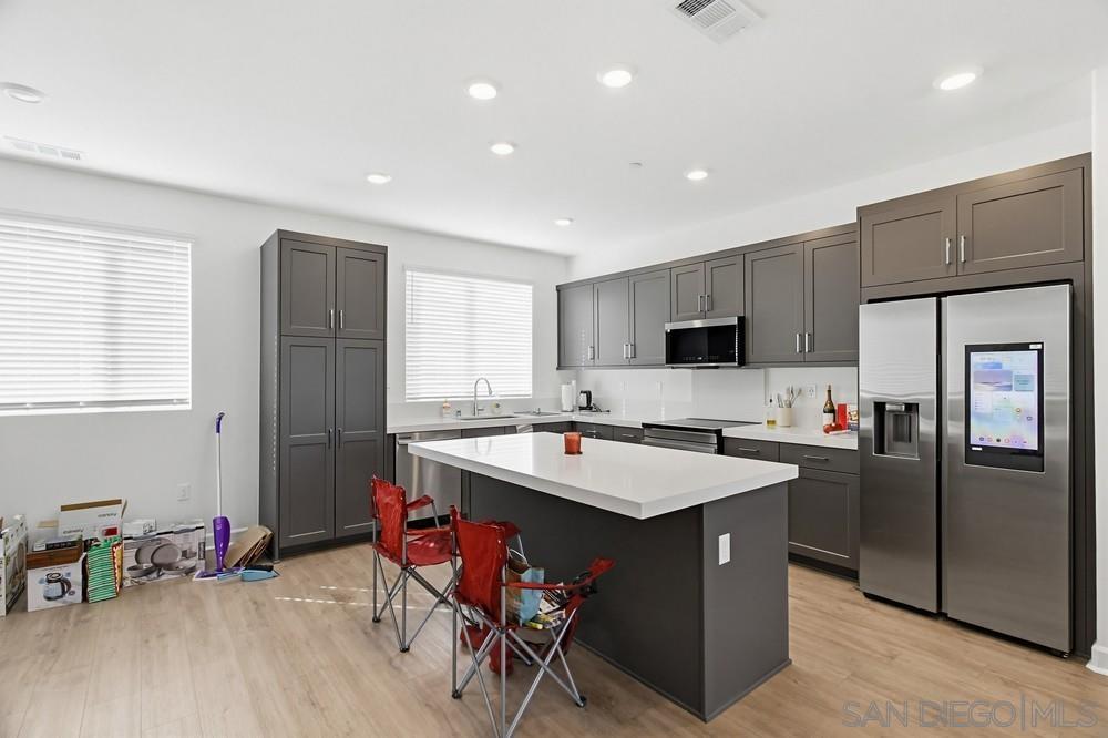 Detail Gallery Image 10 of 50 For 852  Makani St  #4,  Chula Vista,  CA 91911 - 3 Beds | 3 Baths