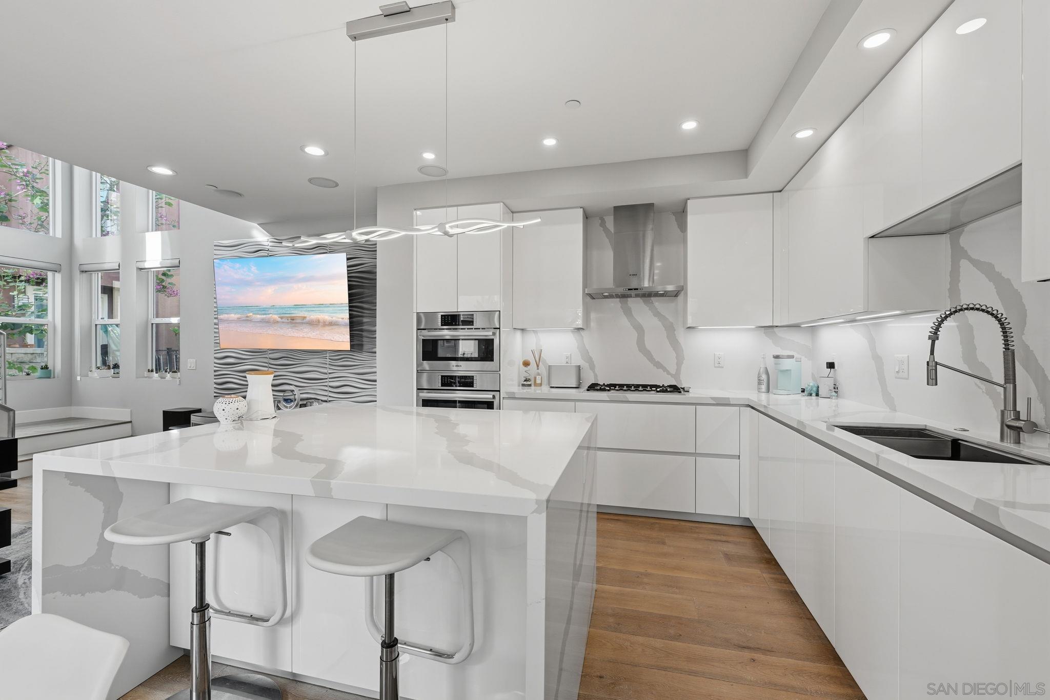 Detail Gallery Image 2 of 59 For 7835  Inception Way, San Diego,  CA 92108 - 2 Beds | 2/1 Baths