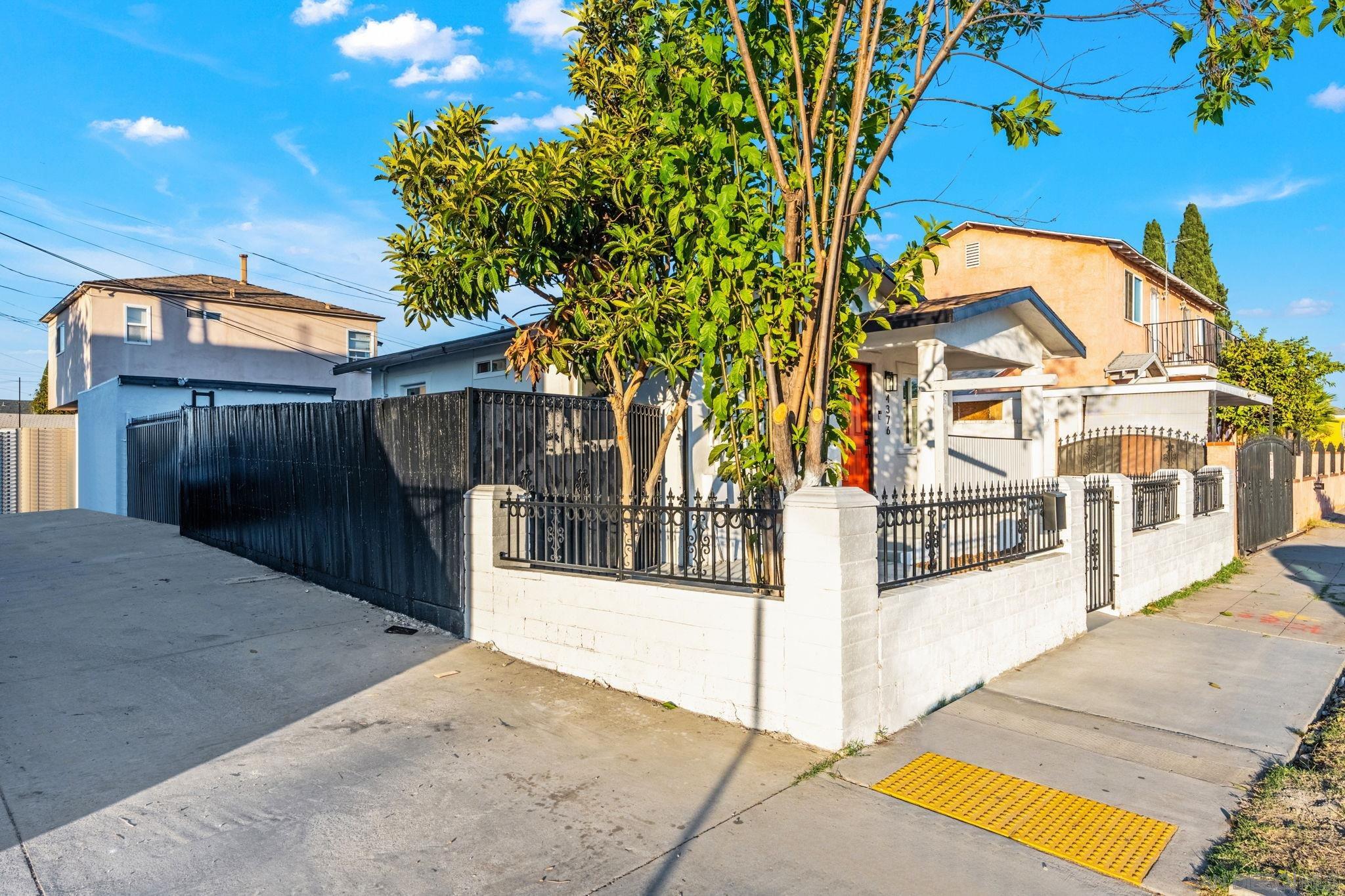 Detail Gallery Image 4 of 20 For 4376  Myrtle Ave, San Diego,  CA 92105 - 3 Beds | 2 Baths