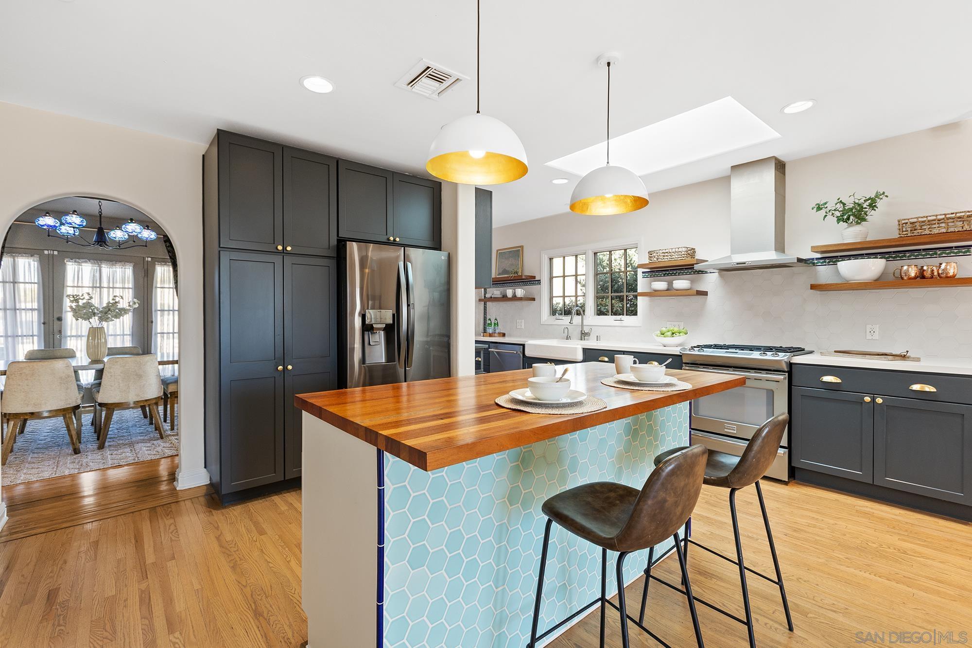 Detail Gallery Image 5 of 44 For 4209  Alder Dr, San Diego,  CA 92116 - 2 Beds | 2 Baths