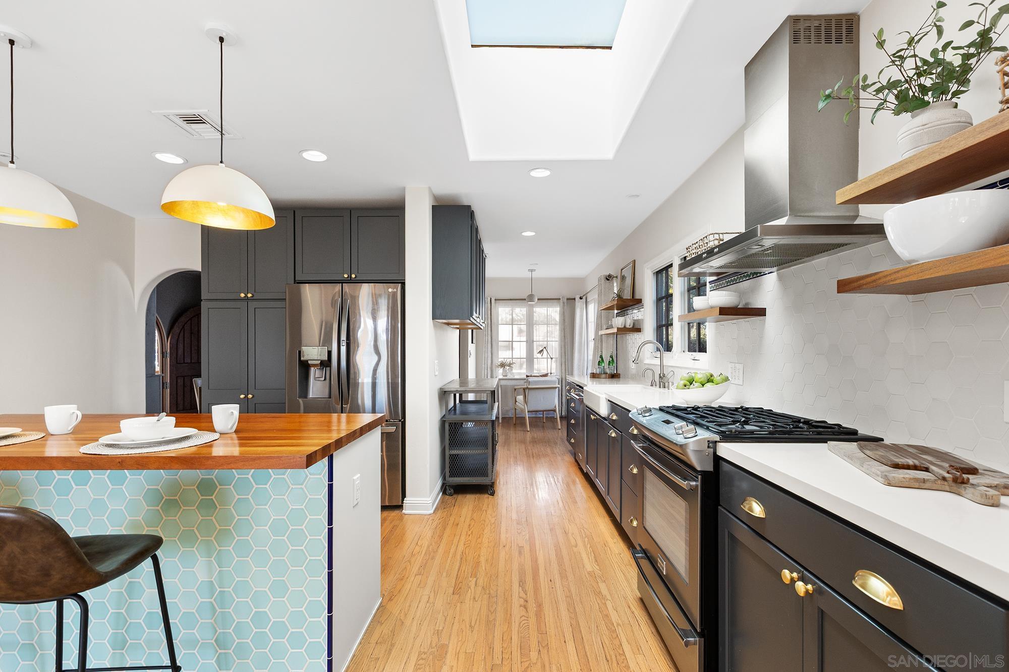 Detail Gallery Image 9 of 44 For 4209  Alder Dr, San Diego,  CA 92116 - 2 Beds | 2 Baths