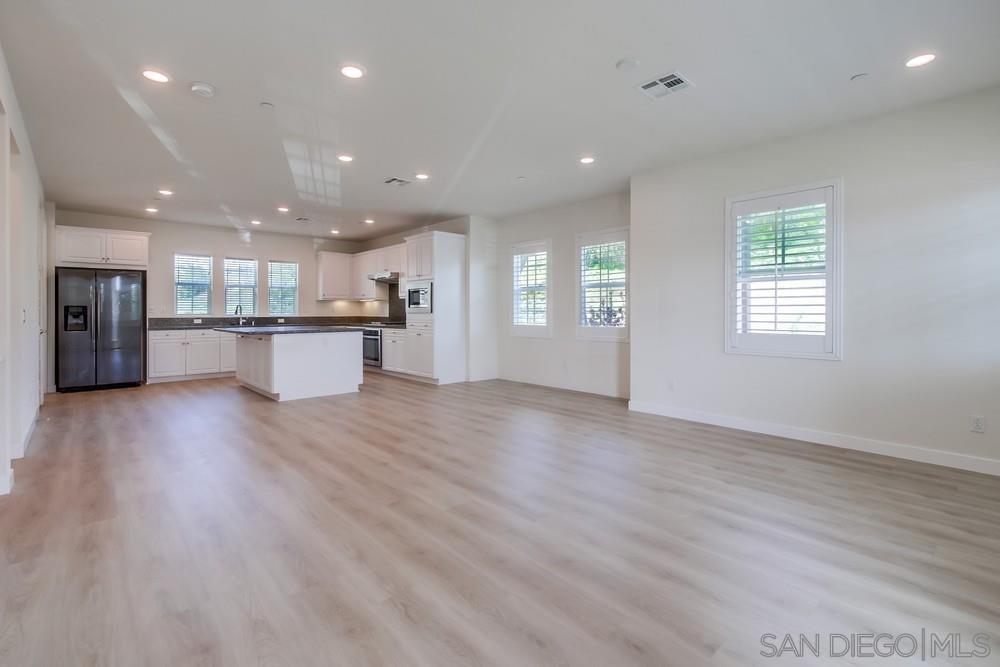 Detail Gallery Image 4 of 40 For 6012  Village Center Loop Rd  #38,  San Diego,  CA 92130 - 4 Beds | 3/1 Baths