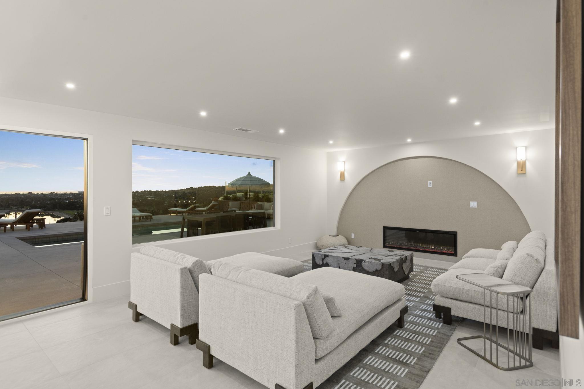 Detail Gallery Image 13 of 47 For 3080  Lloyd St, San Diego,  CA 92117 - 4 Beds | 3 Baths