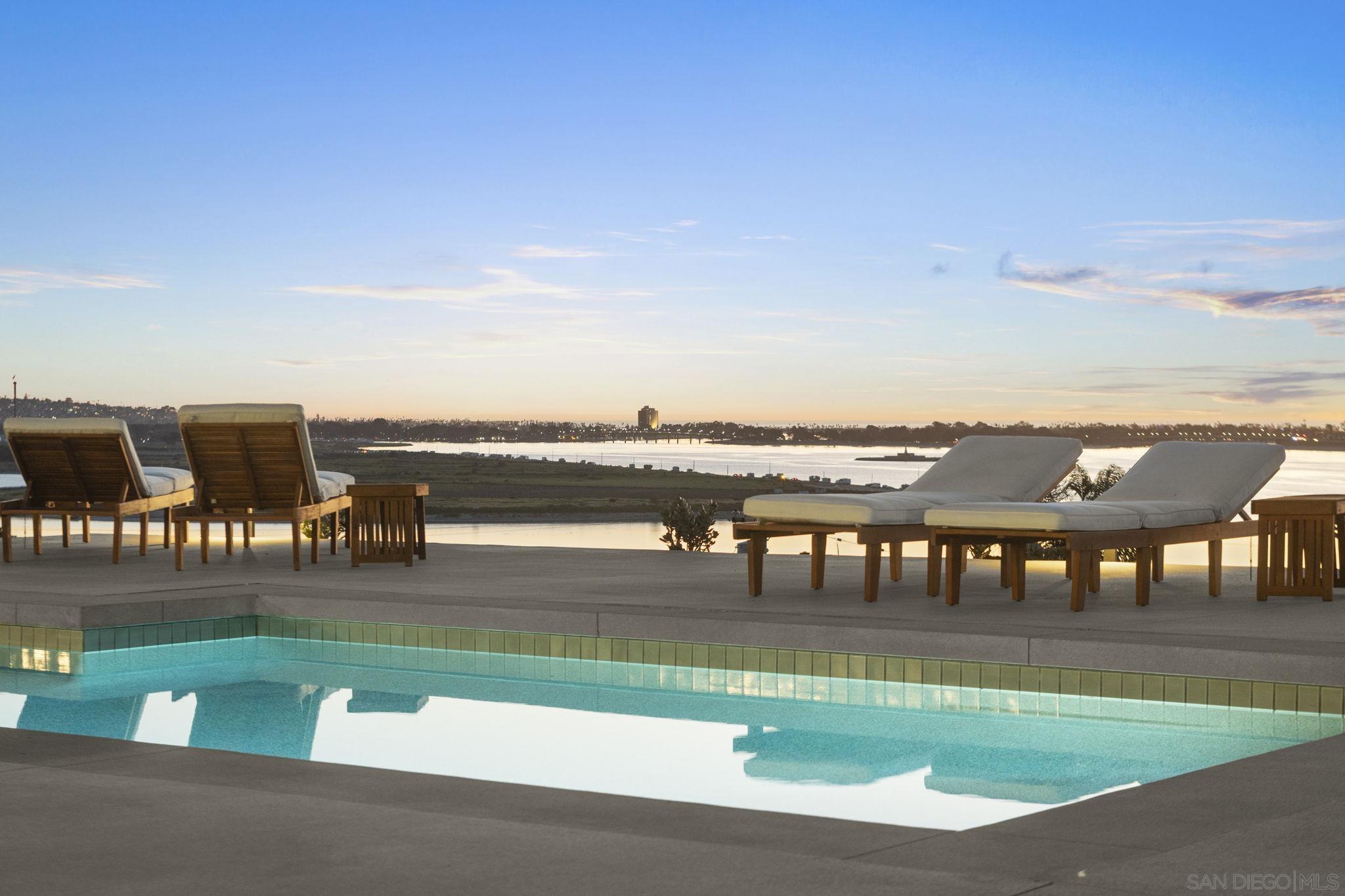 Detail Gallery Image 3 of 47 For 3080  Lloyd St, San Diego,  CA 92117 - 4 Beds | 3 Baths