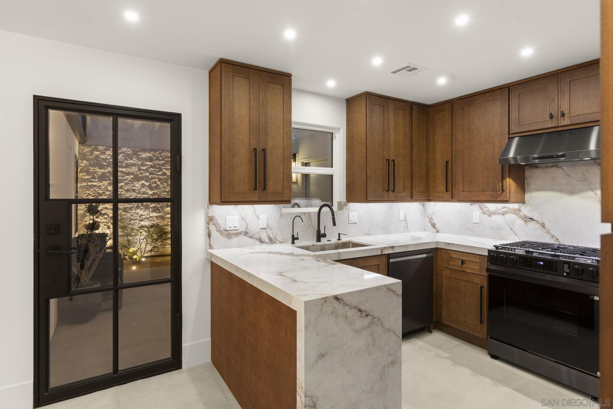 Detail Gallery Image 7 of 47 For 3080  Lloyd St, San Diego,  CA 92117 - 4 Beds | 3 Baths