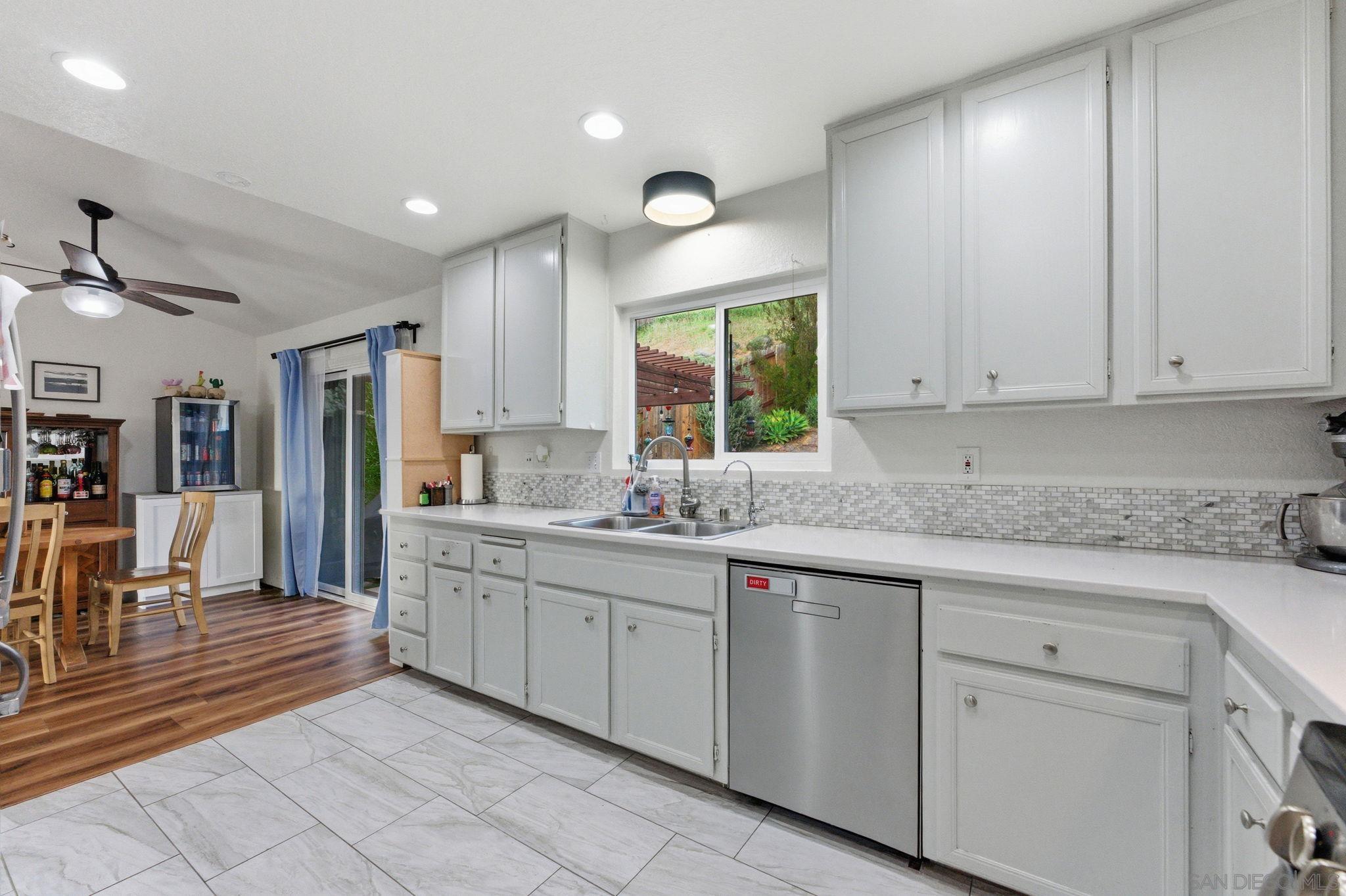 Detail Gallery Image 7 of 40 For 1620  Madrone Gln, Escondido,  CA 92027 - 4 Beds | 3 Baths