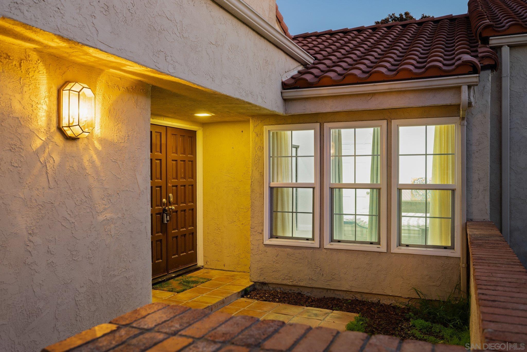 Detail Gallery Image 4 of 34 For 15913  Avenida Villaha  #42,  San Diego,  CA 92128 - 3 Beds | 2/1 Baths