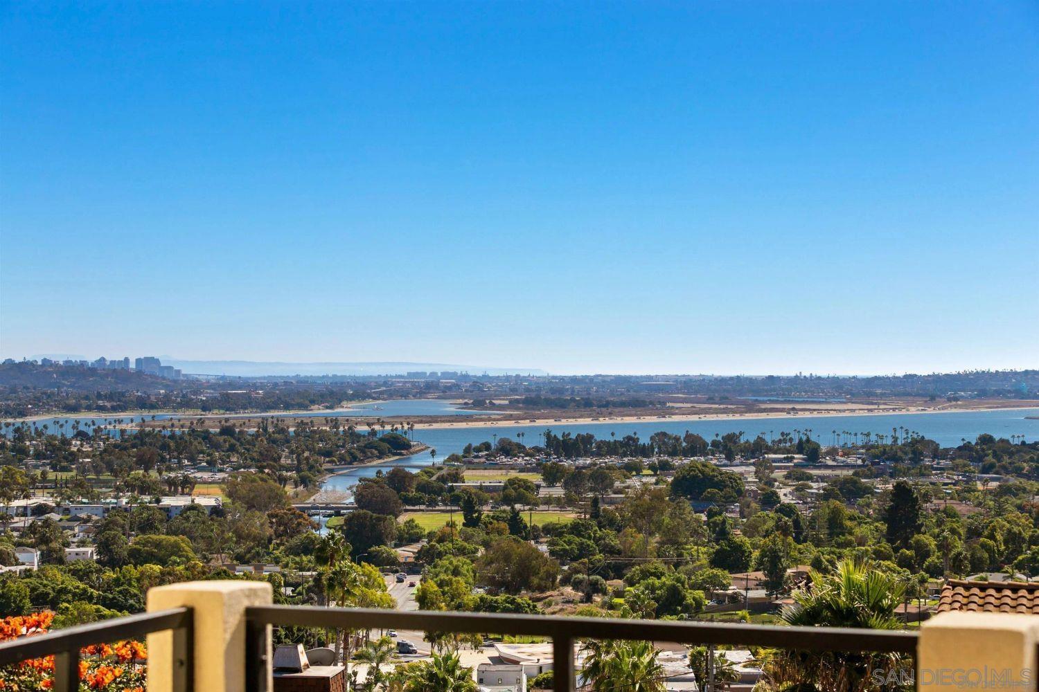 Detail Gallery Image 11 of 60 For 2481  La Marque St, San Diego,  CA 92109 - 4 Beds | 3 Baths