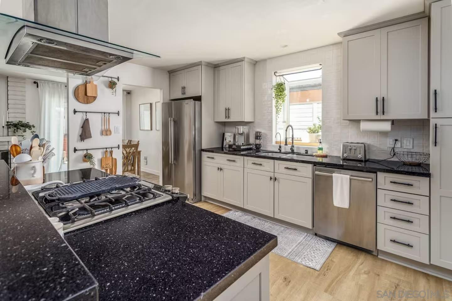 Detail Gallery Image 8 of 39 For 4367  Berwick, San Diego,  CA 92117 - 4 Beds | 3 Baths