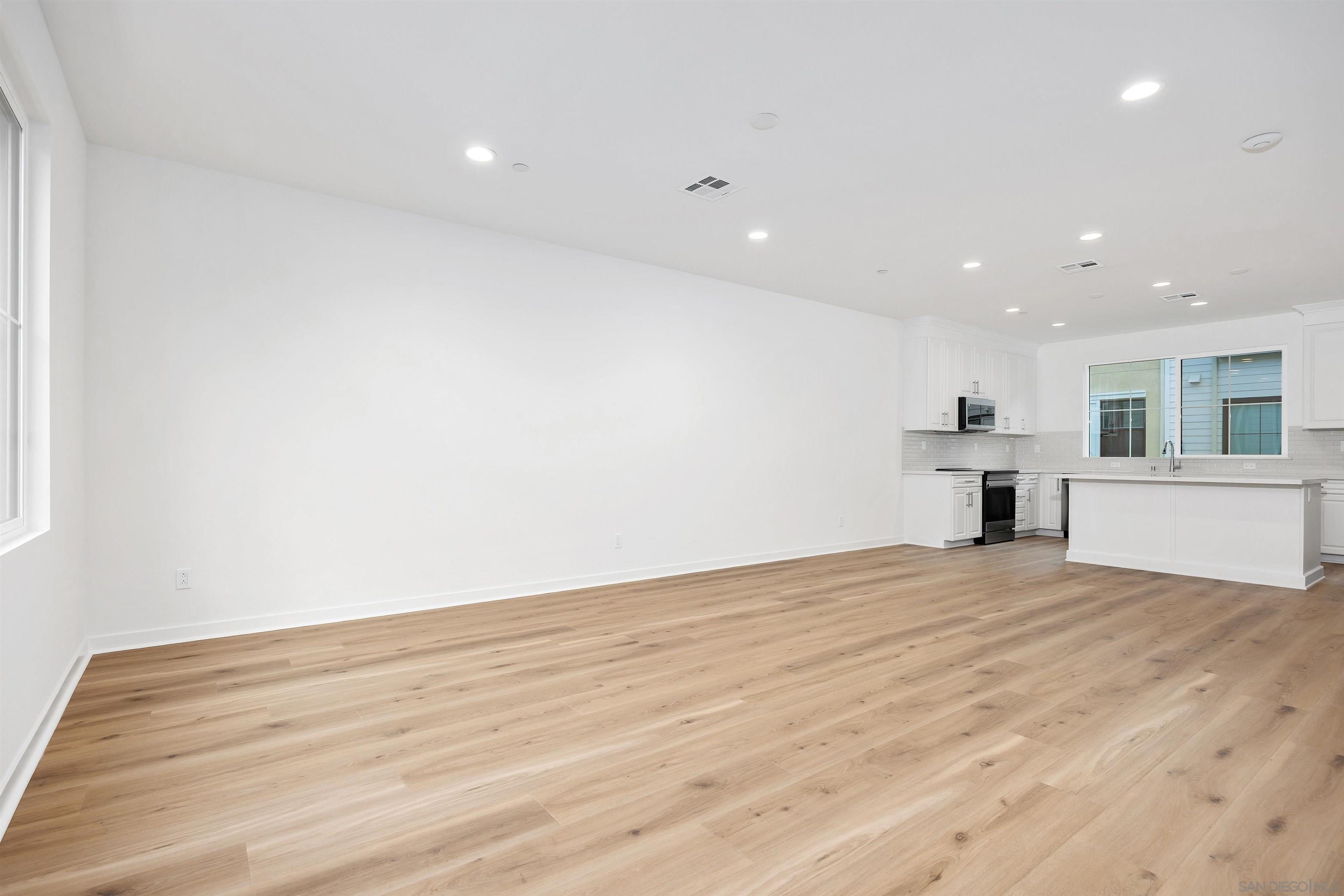 Detail Gallery Image 3 of 27 For 2572  Chamomile, Carlsbad,  CA 92008 - 3 Beds | 2/2 Baths