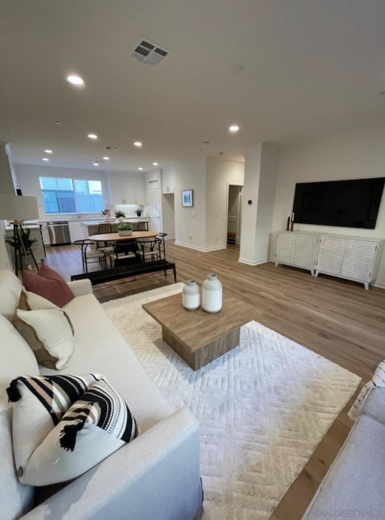 Detail Gallery Image 4 of 14 For 2572  Chamomile, Carlsbad,  CA 92008 - 3 Beds | 2/2 Baths