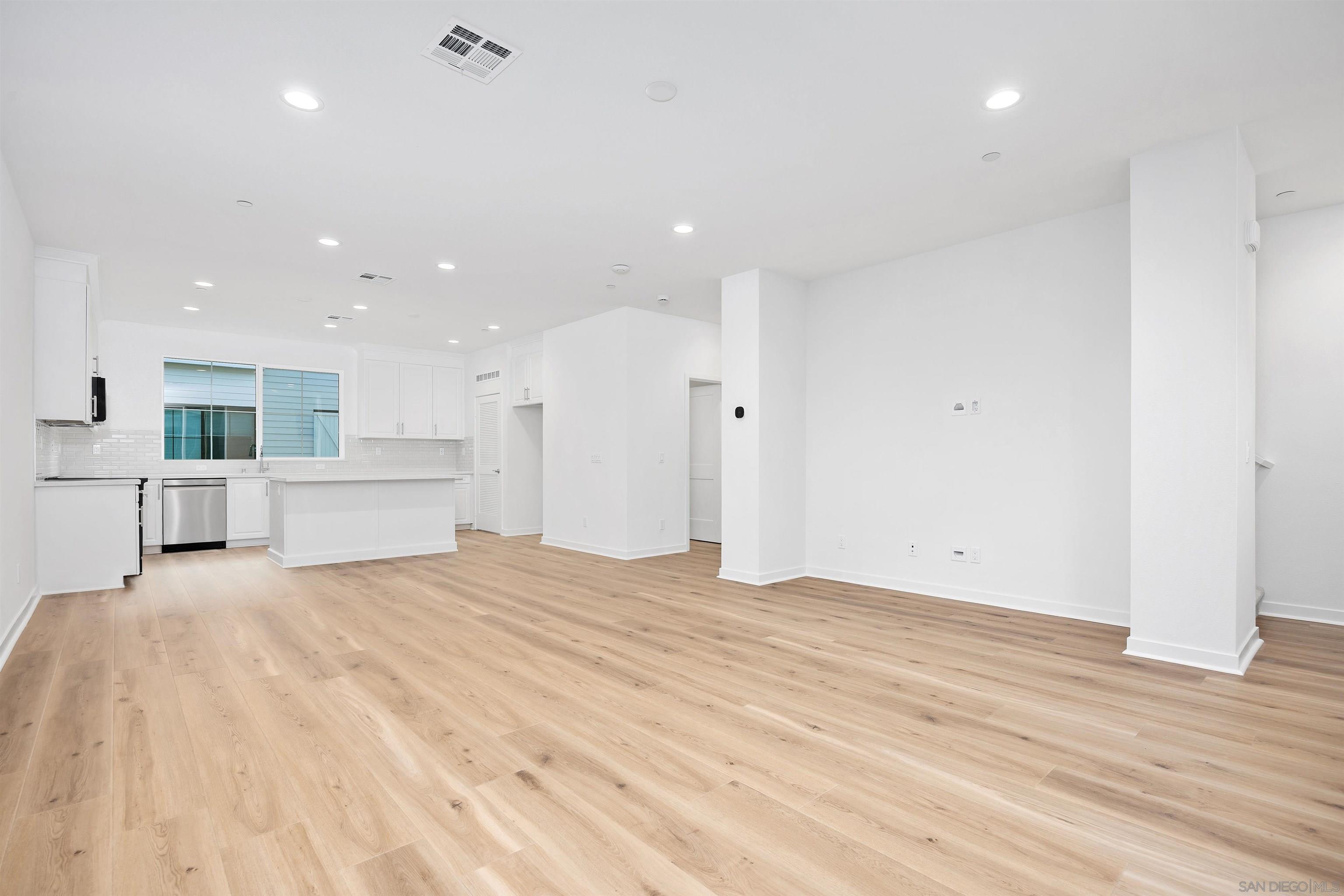 Detail Gallery Image 5 of 27 For 2572  Chamomile, Carlsbad,  CA 92008 - 3 Beds | 2/2 Baths