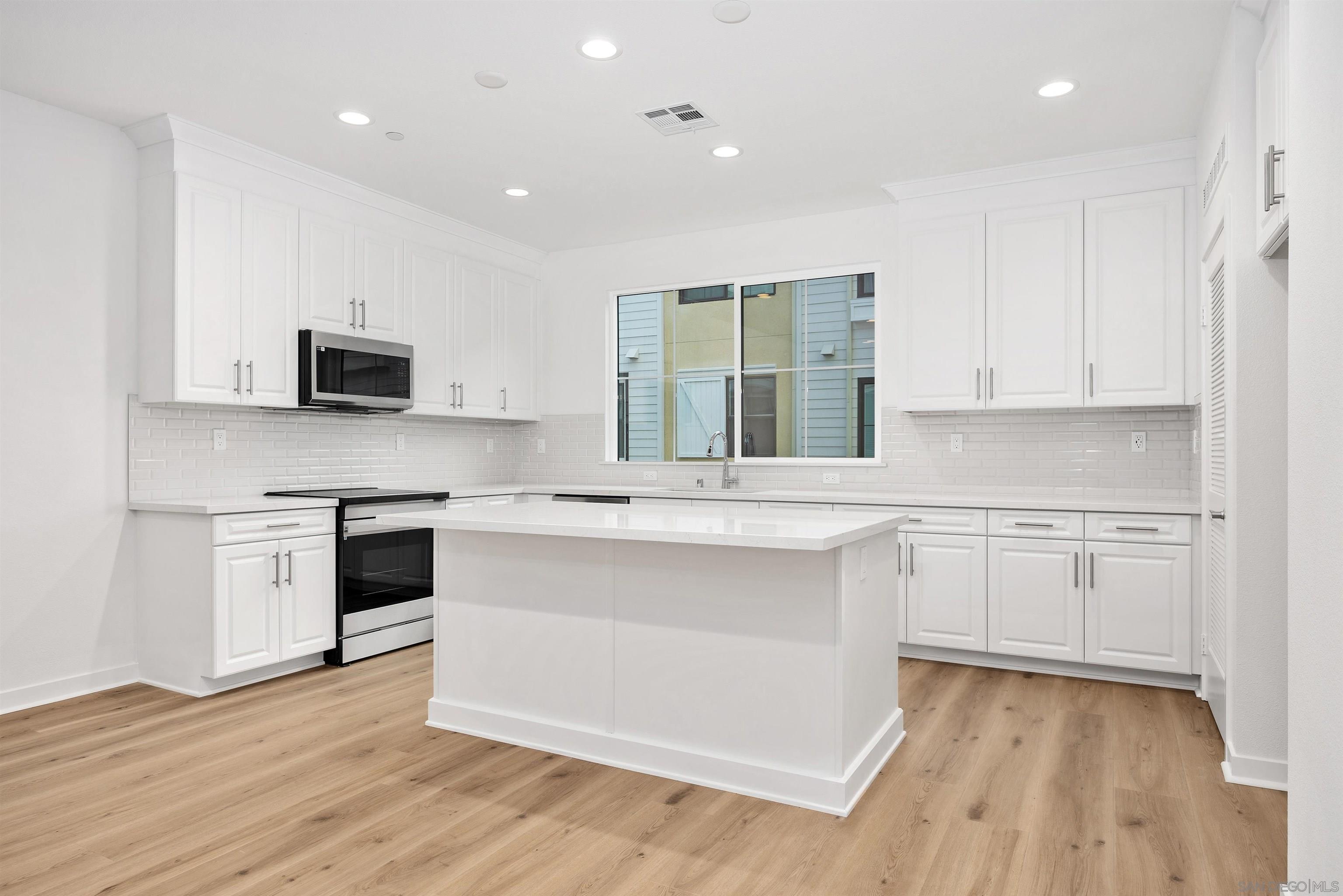 Detail Gallery Image 6 of 27 For 2572  Chamomile, Carlsbad,  CA 92008 - 3 Beds | 2/2 Baths