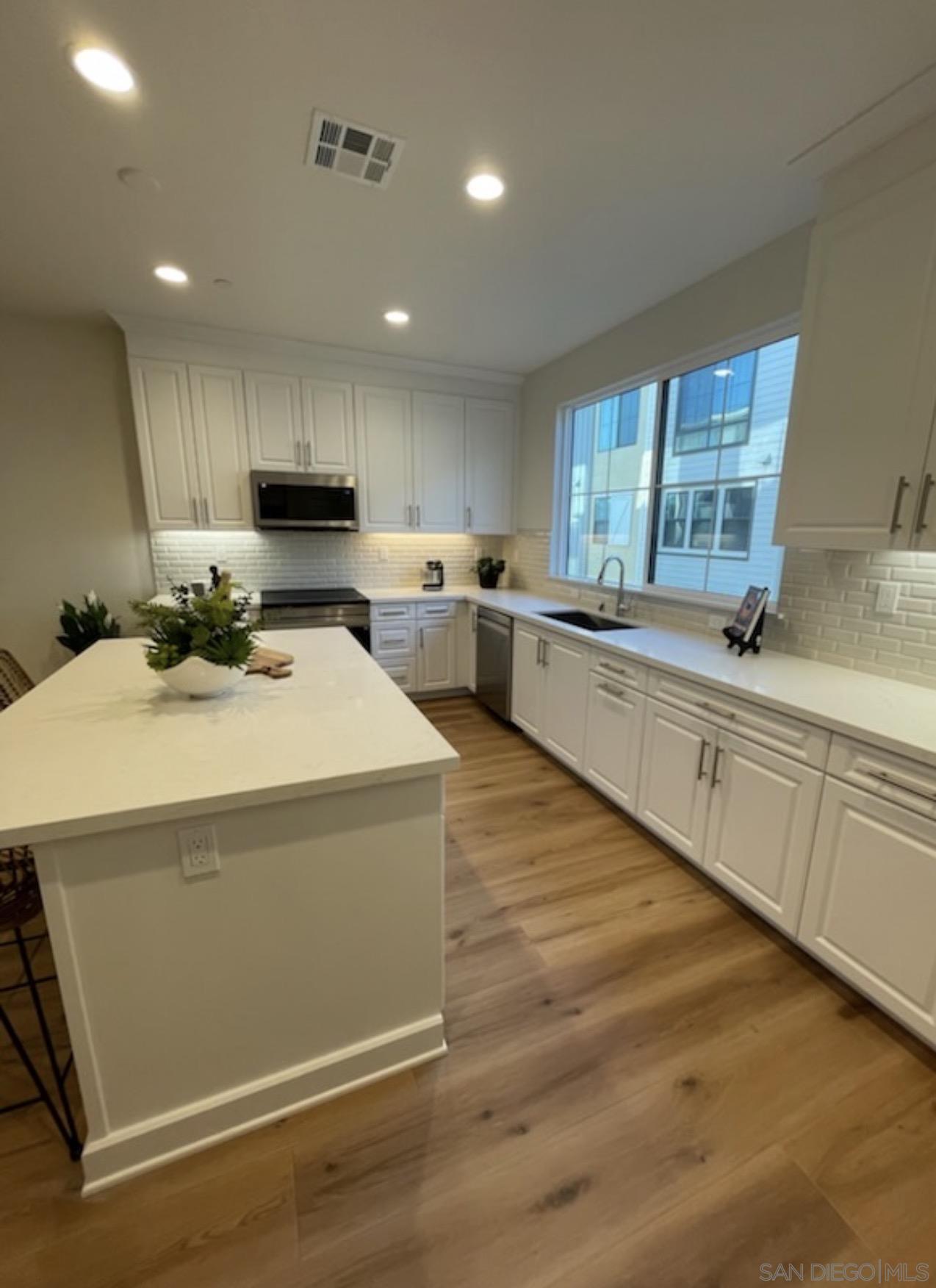 Detail Gallery Image 7 of 14 For 2572  Chamomile, Carlsbad,  CA 92008 - 3 Beds | 2/2 Baths