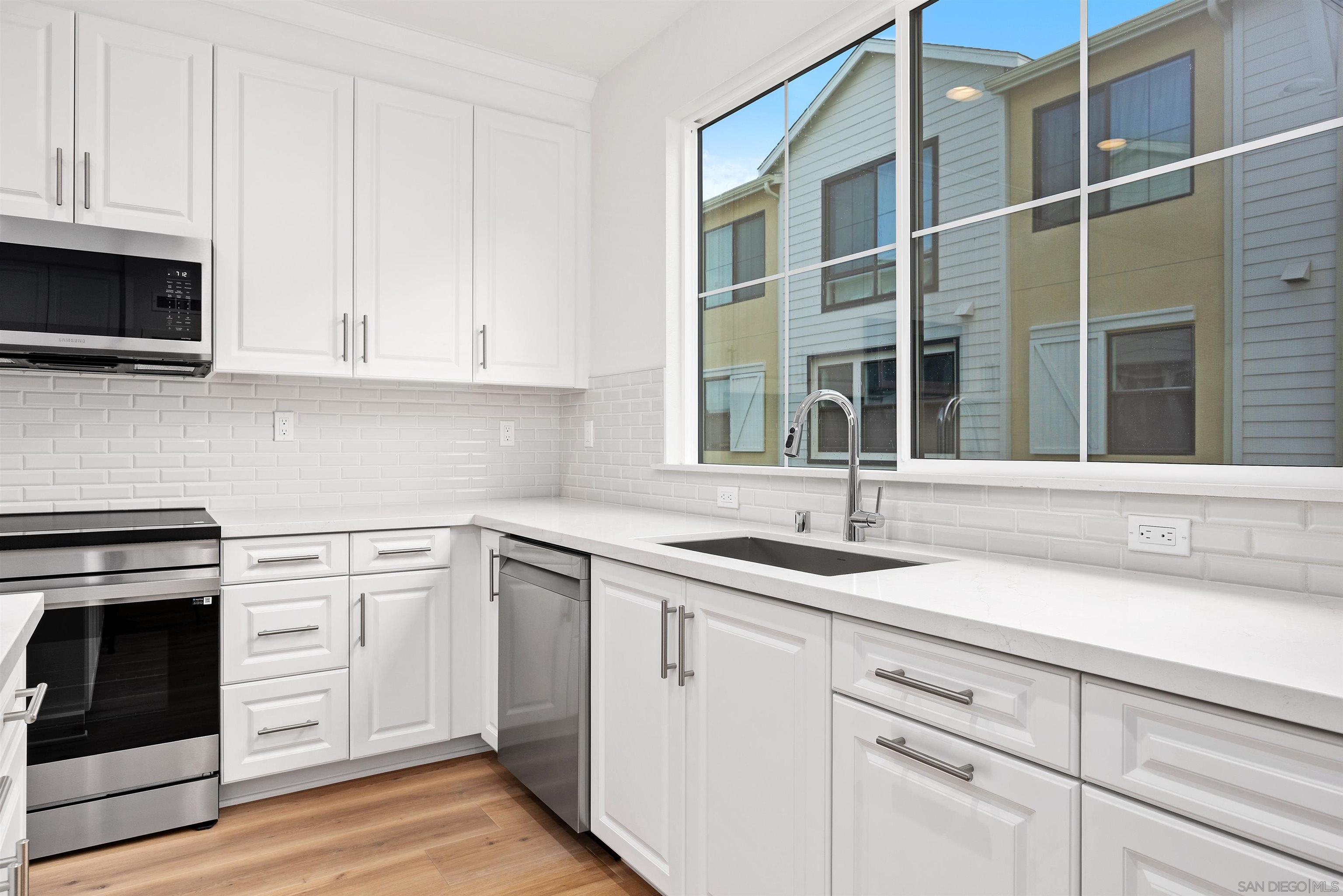 Detail Gallery Image 7 of 27 For 2572  Chamomile, Carlsbad,  CA 92008 - 3 Beds | 2/2 Baths