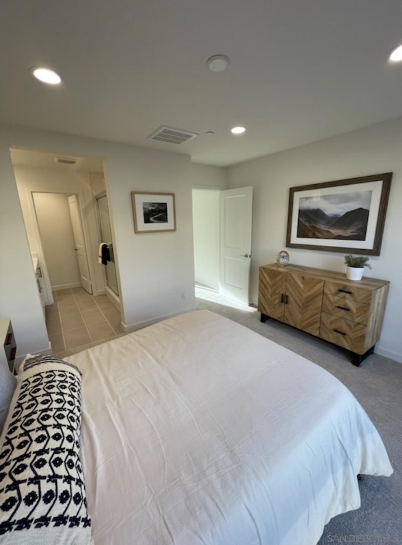 Detail Gallery Image 9 of 14 For 2572  Chamomile, Carlsbad,  CA 92008 - 3 Beds | 2/2 Baths