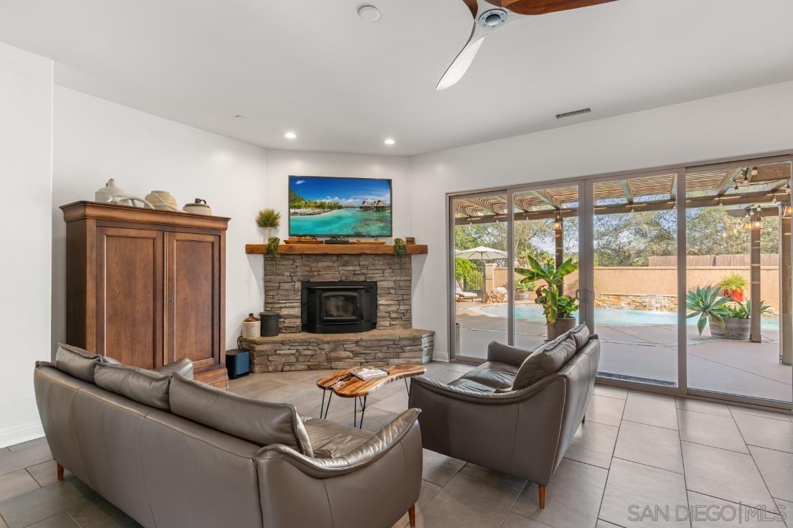Detail Gallery Image 4 of 41 For 1195  via Encinos, Fallbrook,  CA 92028 - 5 Beds | 4 Baths