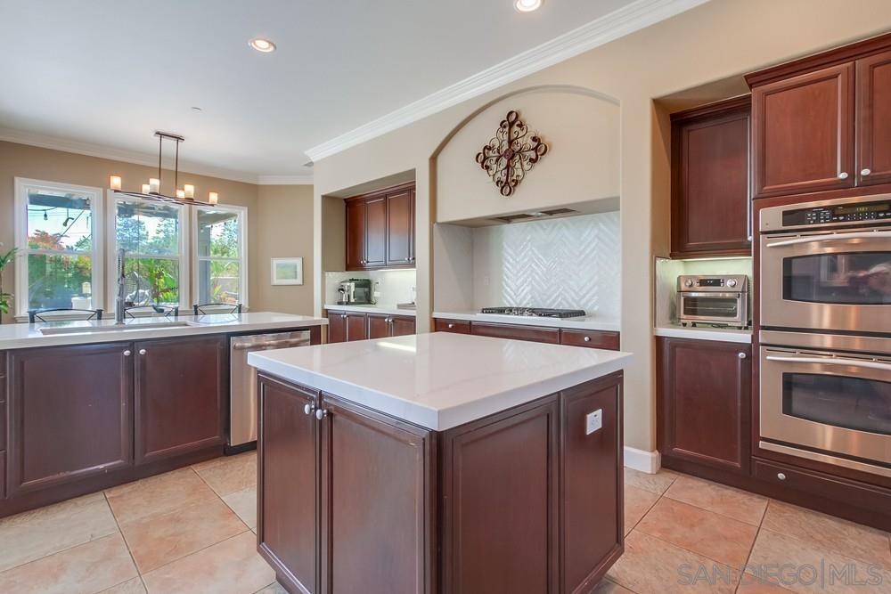 Detail Gallery Image 11 of 74 For 9373  Fostoria Ct, San Diego,  CA 92127 - 5 Beds | 5/1 Baths