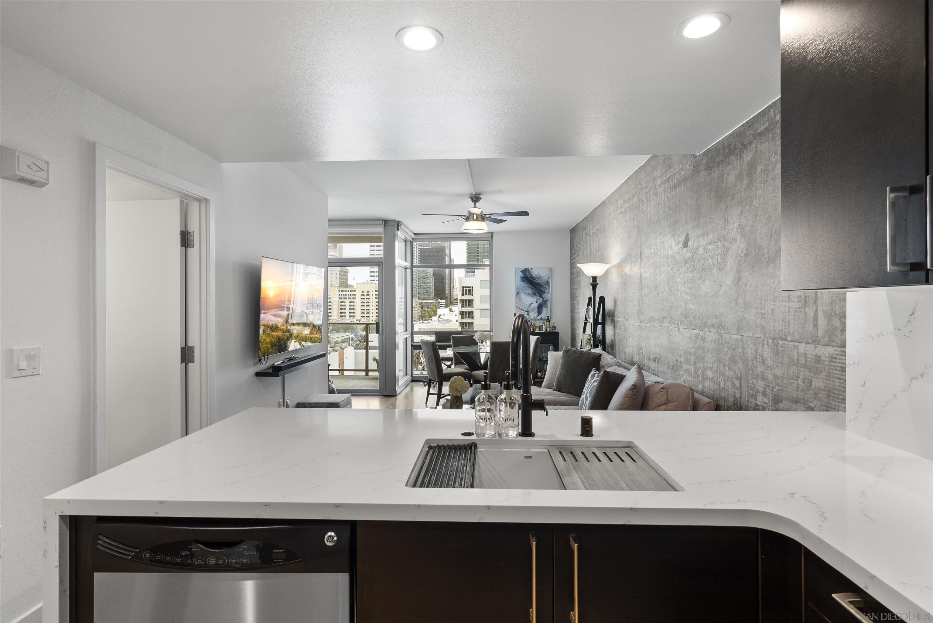 Detail Gallery Image 4 of 33 For 800  the Mark Ln  803, San Diego,  CA 92101 - 1 Beds | 1 Baths