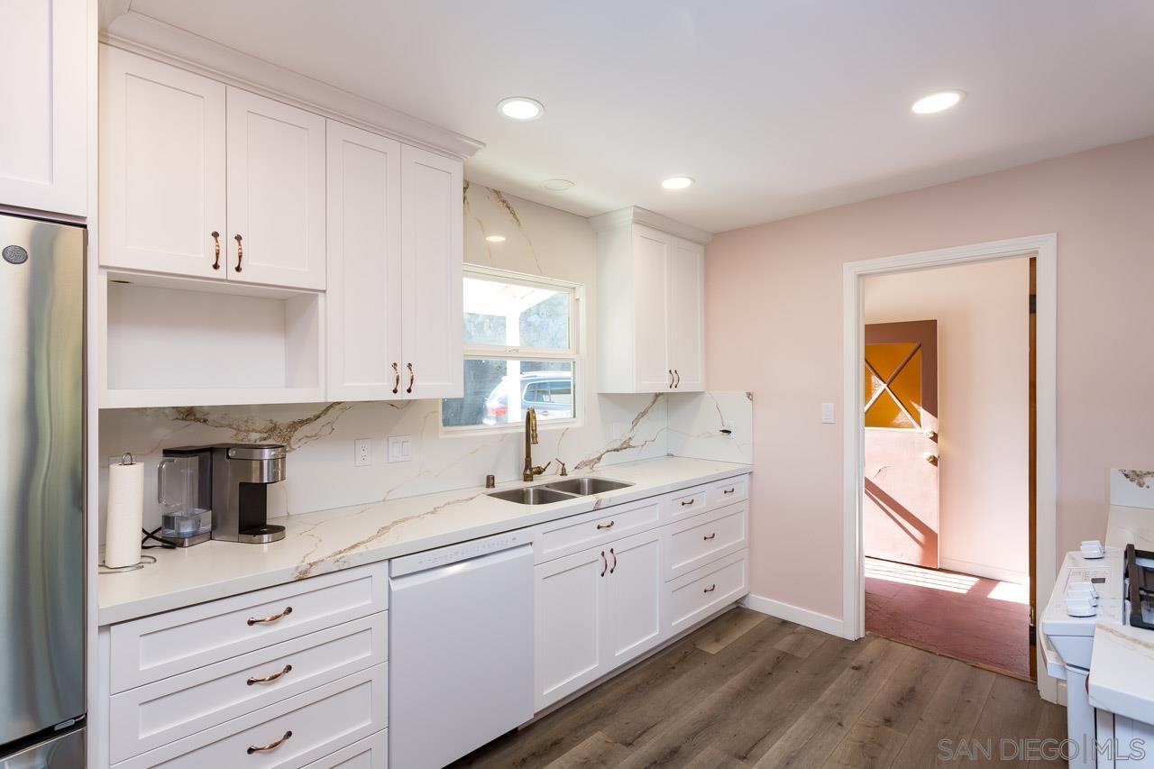 Detail Gallery Image 4 of 40 For 2019  Avenida Penasco, El Cajon,  CA 92019 - 5 Beds | 2 Baths