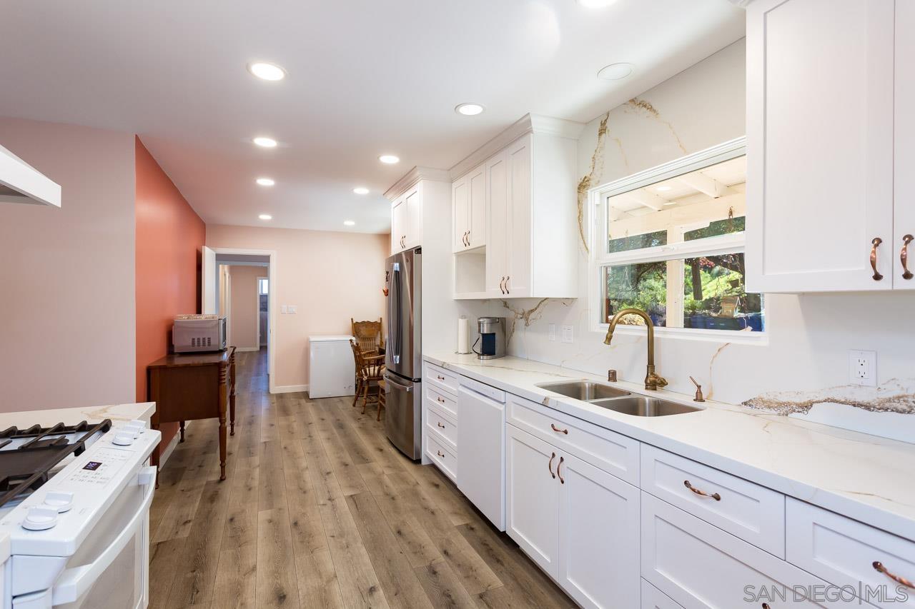 Detail Gallery Image 6 of 40 For 2019  Avenida Penasco, El Cajon,  CA 92019 - 5 Beds | 2 Baths