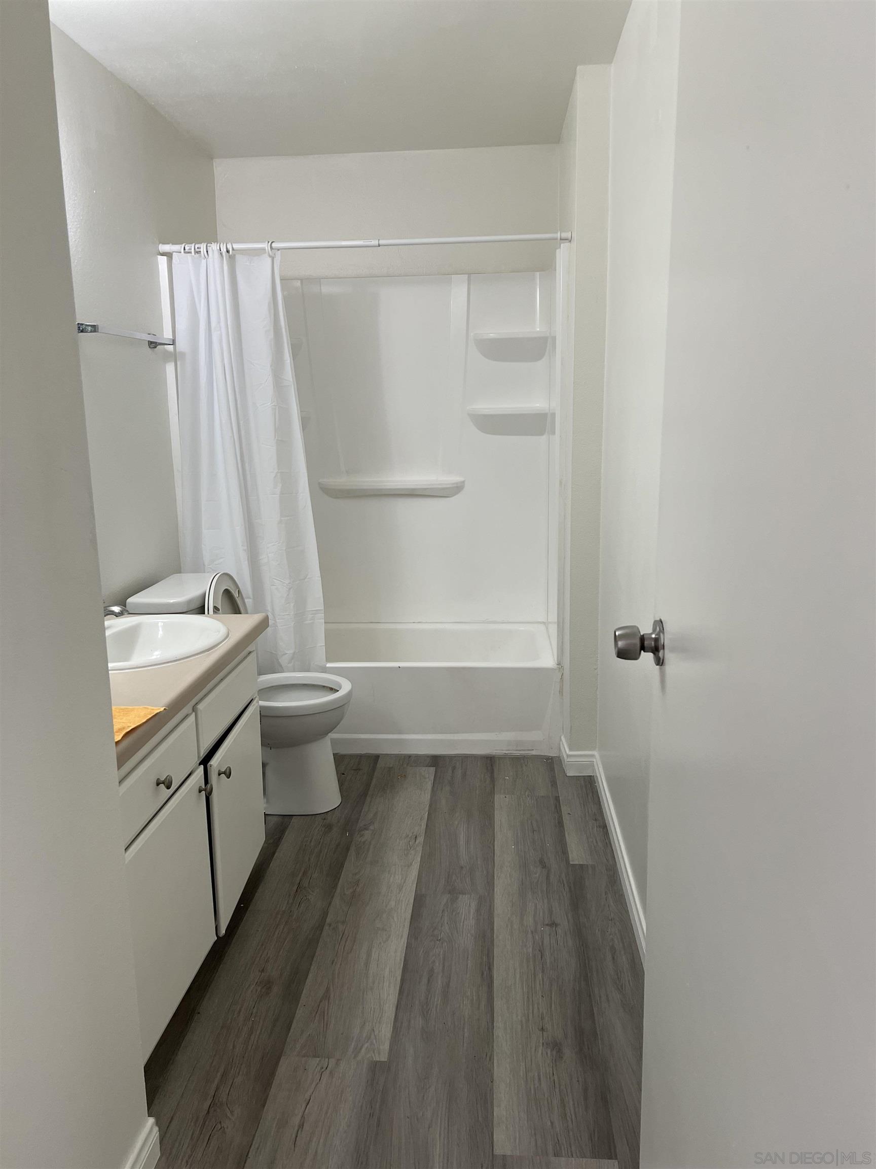 Detail Gallery Image 4 of 12 For 521  Sandalwood Pl  #8,  Escondido,  CA 92027 - 3 Beds | 2 Baths