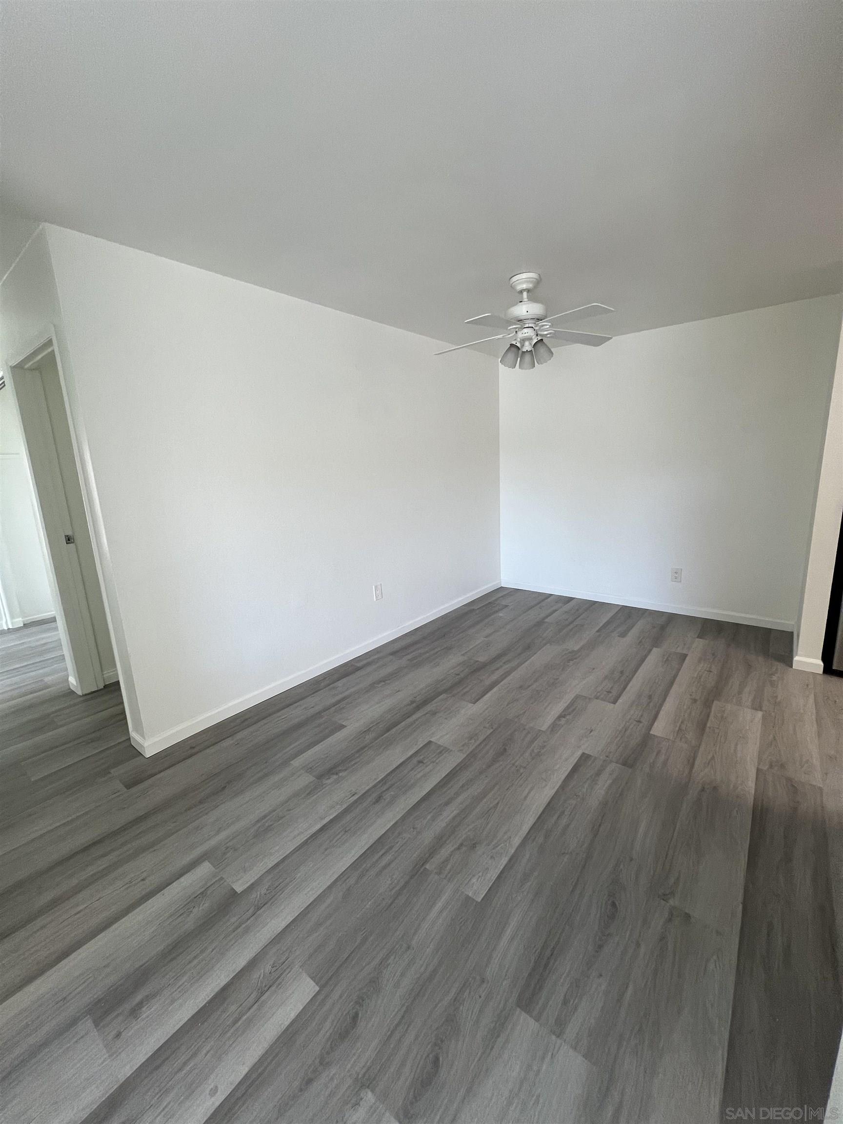 Detail Gallery Image 5 of 12 For 521  Sandalwood Pl  #8,  Escondido,  CA 92027 - 3 Beds | 2 Baths